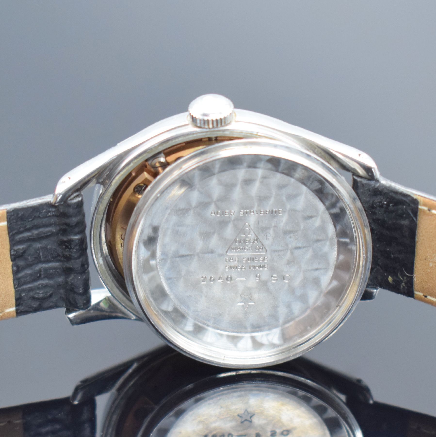 Detail e: OMEGA Herrenarmbanduhr Ref. 2640-9SC in Stahl, Schweiz um 1954, Handaufzug, 2-teil. Geh., Boden geschr., orig. Krone, orig. Waben- zifferbl. m. ...