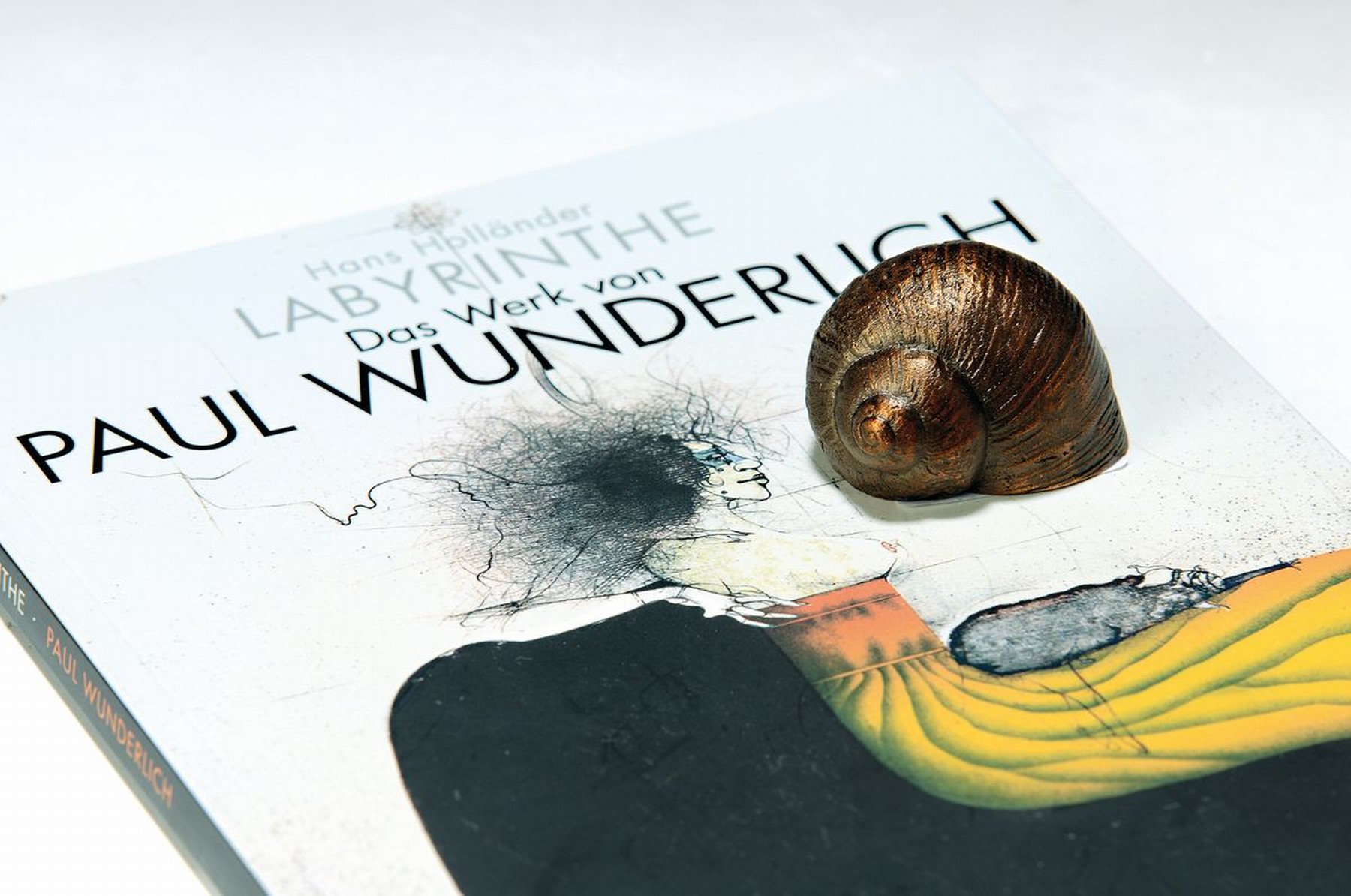 Paul Wunderlich, 1927-2010, Bronzeskulptur, Schneckenhaus mit Buch Labyrinth, Skulptur ca. 5x3 cm