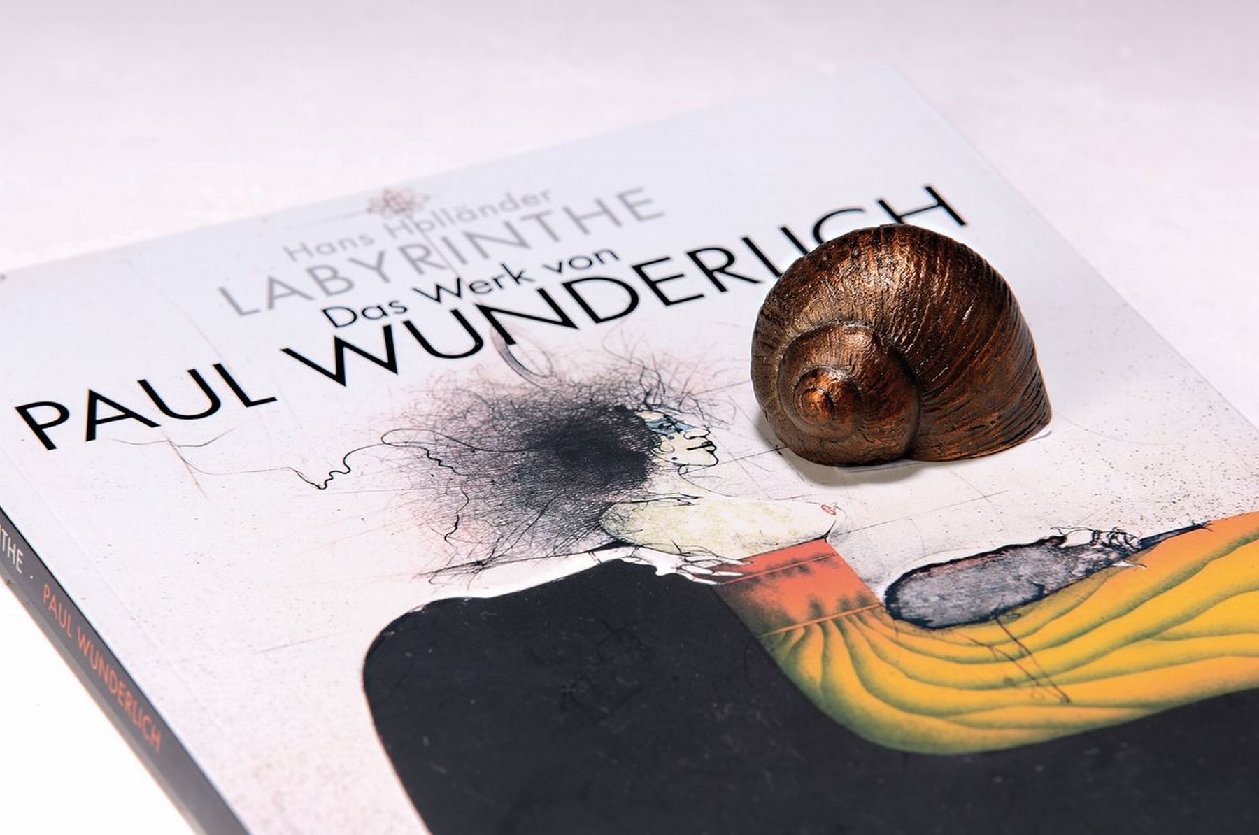 Detail k: Paul Wunderlich, 1927-2010, Bronzeskulptur, Schneckenhaus mit Buch Labyrinth, Skulptur ca. 5x3 cm