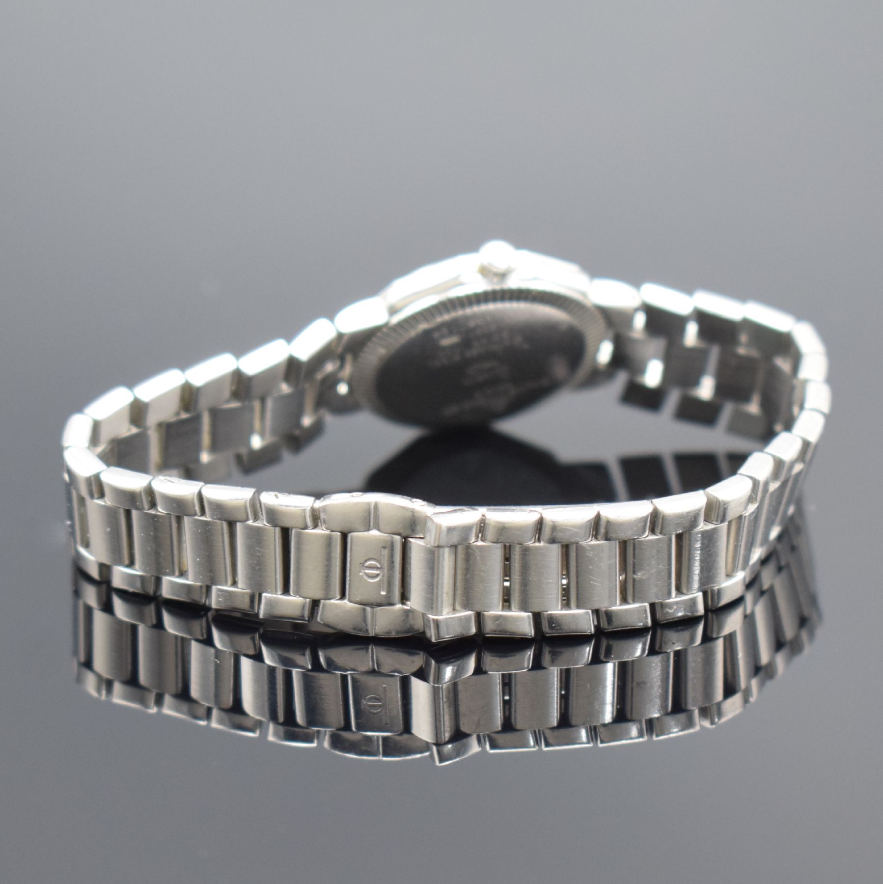 Detail b: BAUME & MERCIER Riviera Damenarmbanduhr, Schweiz um 1985, quarz, verschr. Gehäuse in Edelstahl inkl. Gliederband m. Faltschl., weißes Zifferbl. m. ...