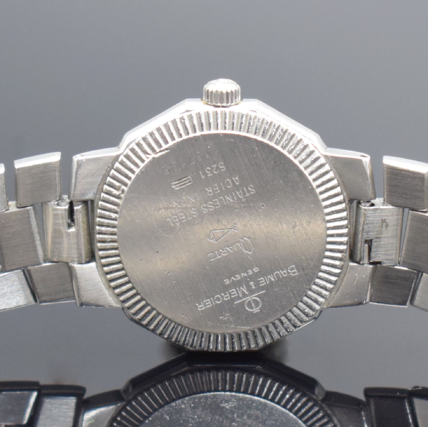 Detail e: BAUME & MERCIER Riviera Damenarmbanduhr, Schweiz um 1985, quarz, verschr. Gehäuse in Edelstahl inkl. Gliederband m. Faltschl., weißes Zifferbl. m. ...