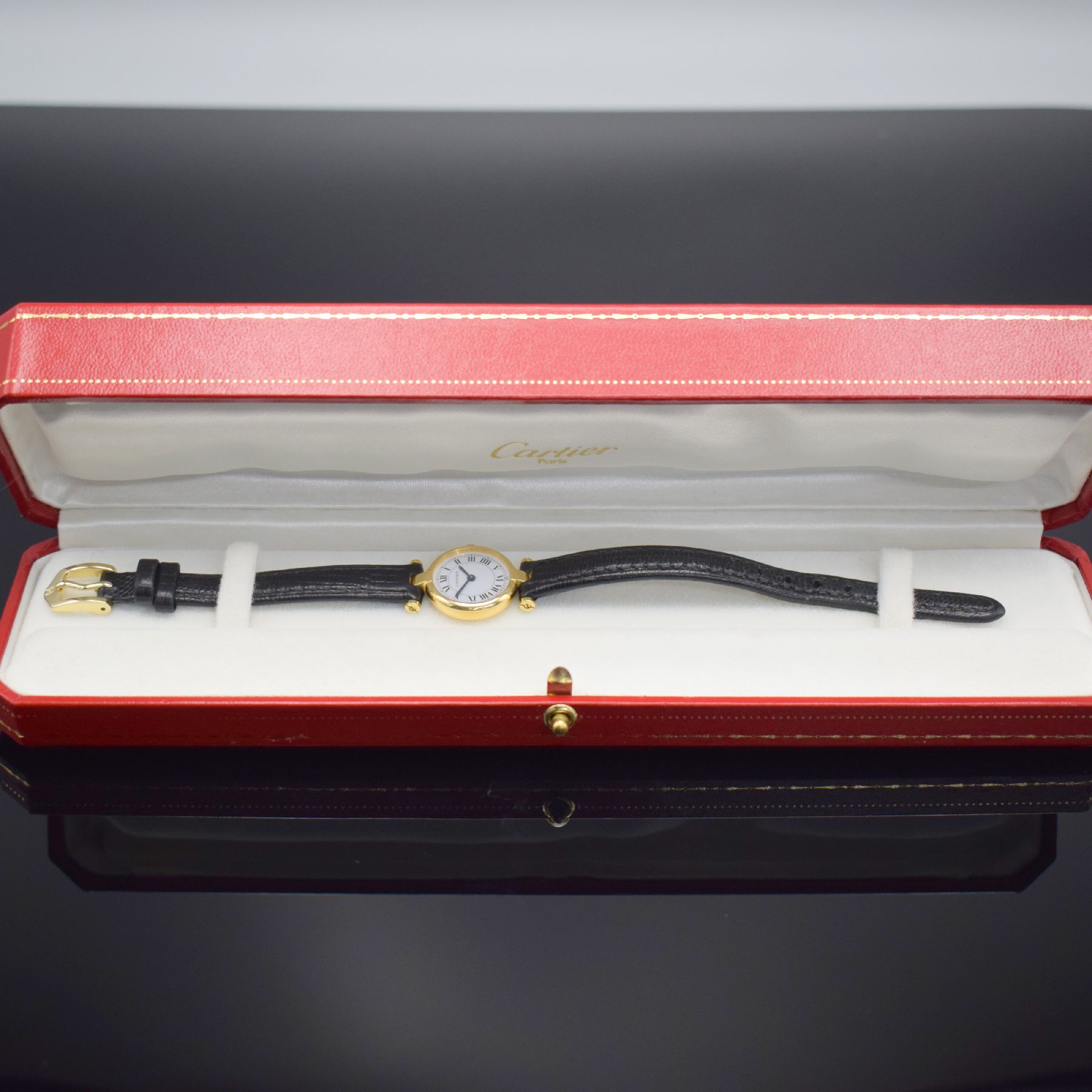 Detail d: CARTIER Vendome Damenarmbanduhr in GG 750/000, Schweiz um 1990, 2-teil. Geh., Boden 2- fach verschr., Bandanstöße l. verb., weißes Zifferbl. m. ...