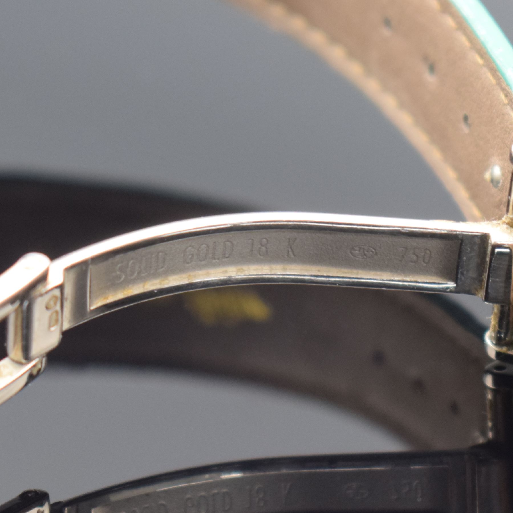 Detail d: Jaeger-LeCoultre Herrenarmbanduhr Geographic aus der Serie Master Control in WG 750/000, Schweiz um 2000, Automatik, Ref. Ref. 142.3.92, massives ...