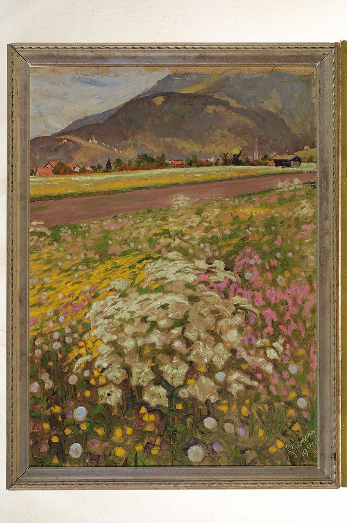 Detail k: Gottfried Niemann, 1882 Berlin - 1950, sommerliche Blumenwiese in Voralpenlandschaft, Mischtechnik auf Malkarton, rechts unten signiert und datiert ...