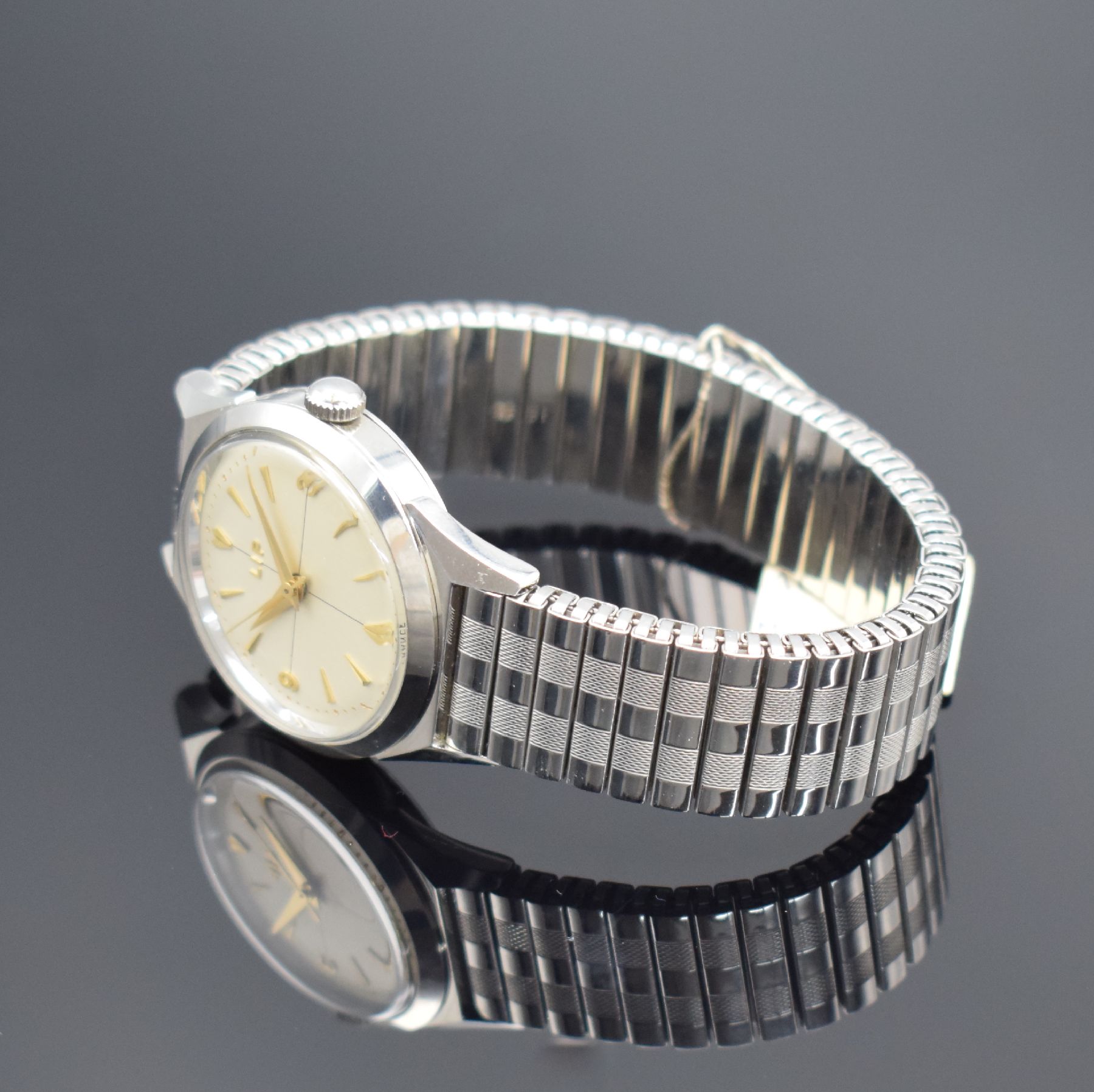 Detail b: LIP nahezu neuwertige Armbanduhr in Stahl, Frankreich um 1955, Handaufzug, Boden verschr., orig. Flexband in Stahl, silb. Zifferbl. m. Fadenkreuz, ...