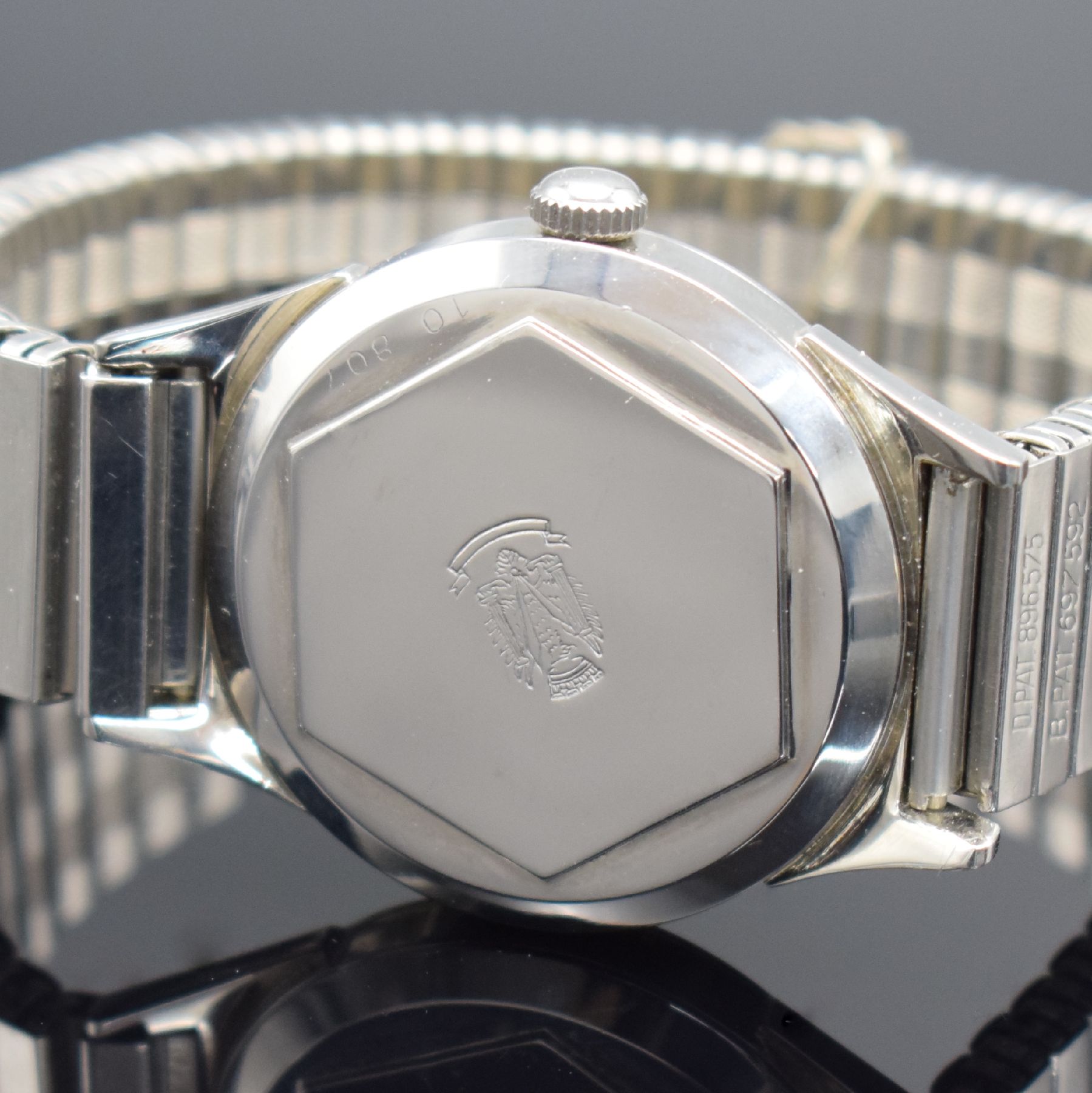 Detail d: LIP nahezu neuwertige Armbanduhr in Stahl, Frankreich um 1955, Handaufzug, Boden verschr., orig. Flexband in Stahl, silb. Zifferbl. m. Fadenkreuz, ...