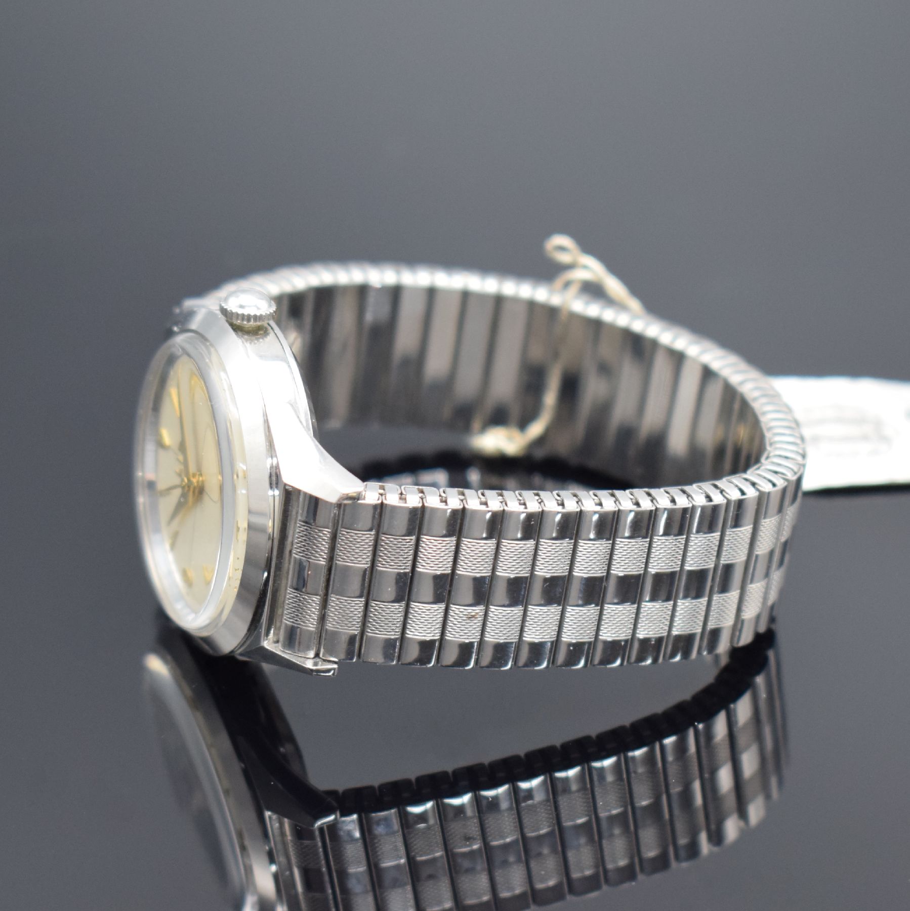 Detail b: LIP nahezu neuwertige Armbanduhr in Stahl, Frankreich um 1955, Handaufzug, Boden verschr., orig. Flexband in Stahl, silb. Zifferbl. m. Fadenkreuz, ...