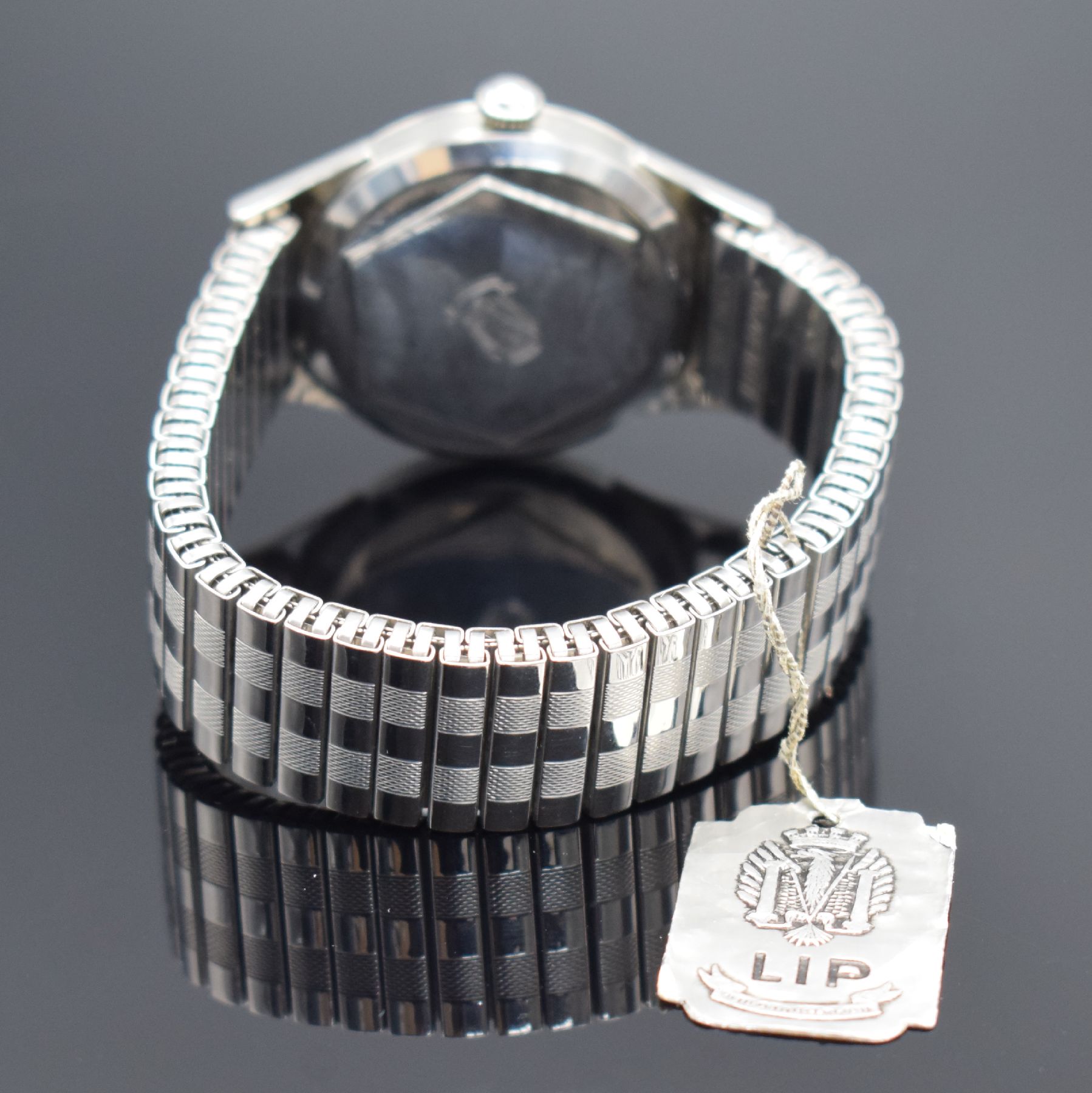 Detail c: LIP nahezu neuwertige Armbanduhr in Stahl, Frankreich um 1955, Handaufzug, Boden verschr., orig. Flexband in Stahl, silb. Zifferbl. m. Fadenkreuz, ...