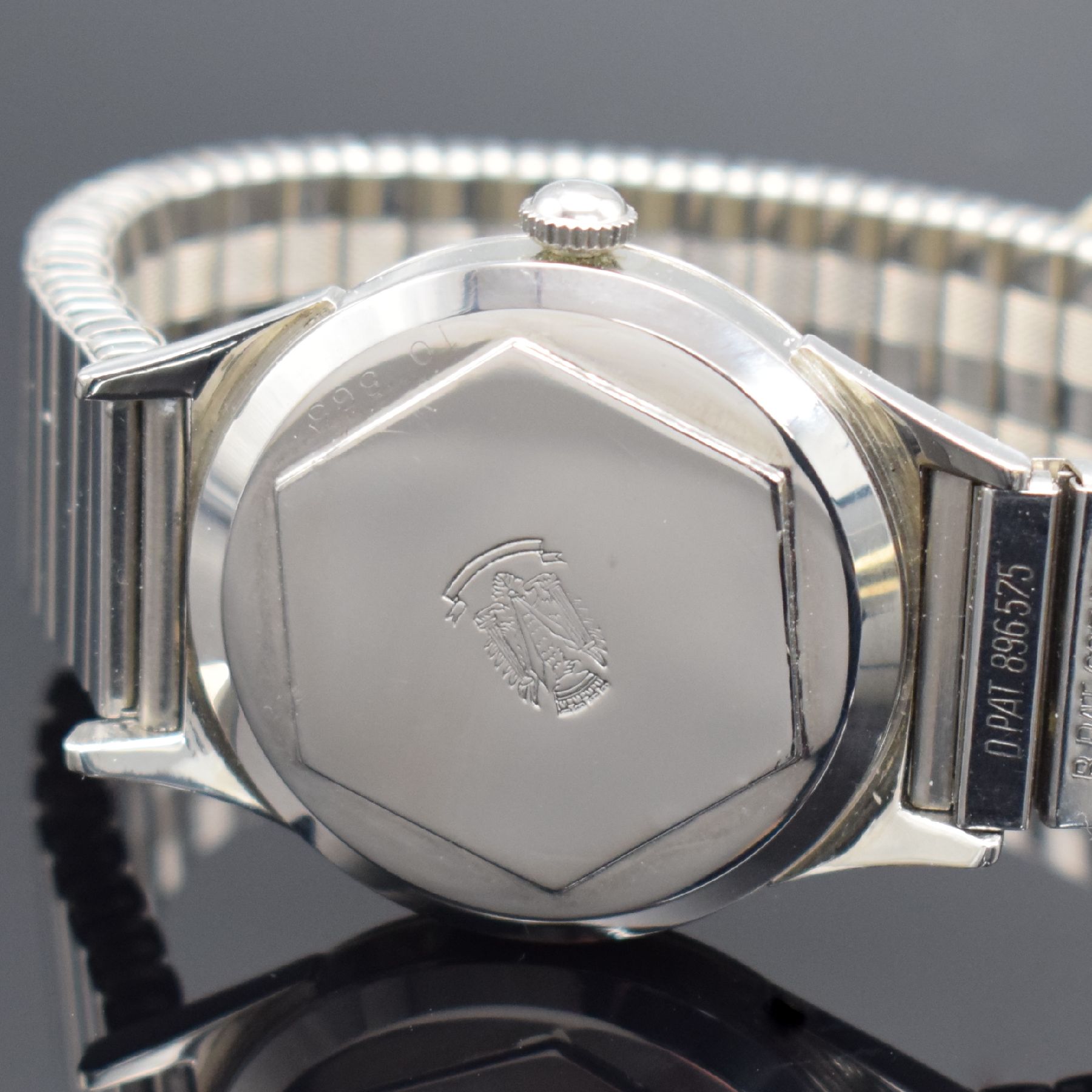 Detail d: LIP nahezu neuwertige Armbanduhr in Stahl, Frankreich um 1955, Handaufzug, Boden verschr., orig. Flexband in Stahl, silb. Zifferbl. m. Fadenkreuz, ...