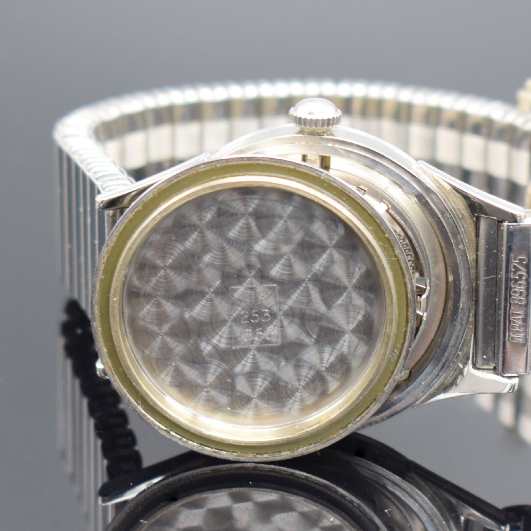 Detail f: LIP nahezu neuwertige Armbanduhr in Stahl, Frankreich um 1955, Handaufzug, Boden verschr., orig. Flexband in Stahl, silb. Zifferbl. m. Fadenkreuz, ...