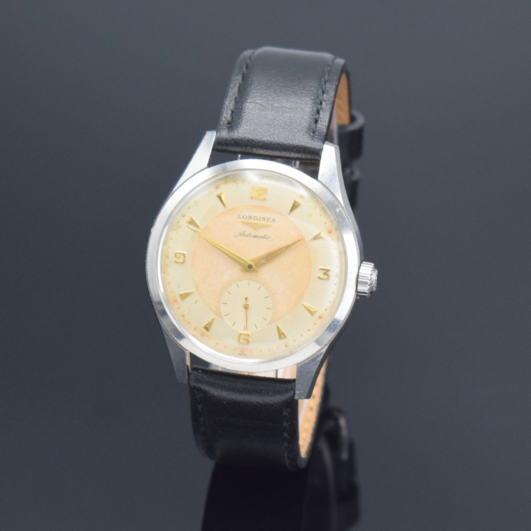 LONGINES Herrenarmbanduhr in Stahl, Schweiz um 1955, Automatik, Boden verschr., orig. Krone, orig. silb. Duoton-Zifferbl. altersb. pat./fl., gold. ...