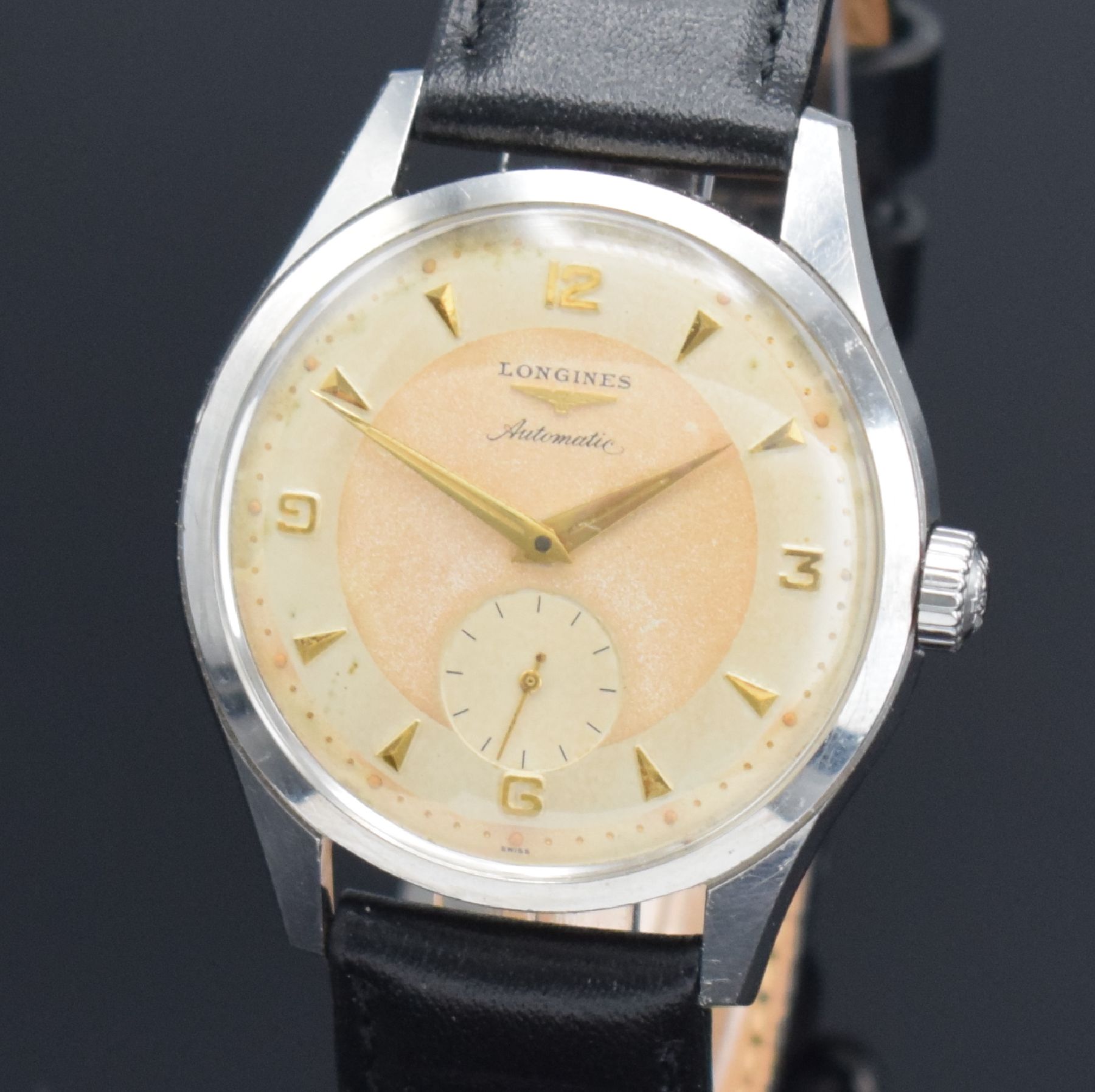 Detail a: LONGINES Herrenarmbanduhr in Stahl, Schweiz um 1955, Automatik, Boden verschr., orig. Krone, orig. silb. Duoton-Zifferbl. altersb. pat./fl., gold. ...