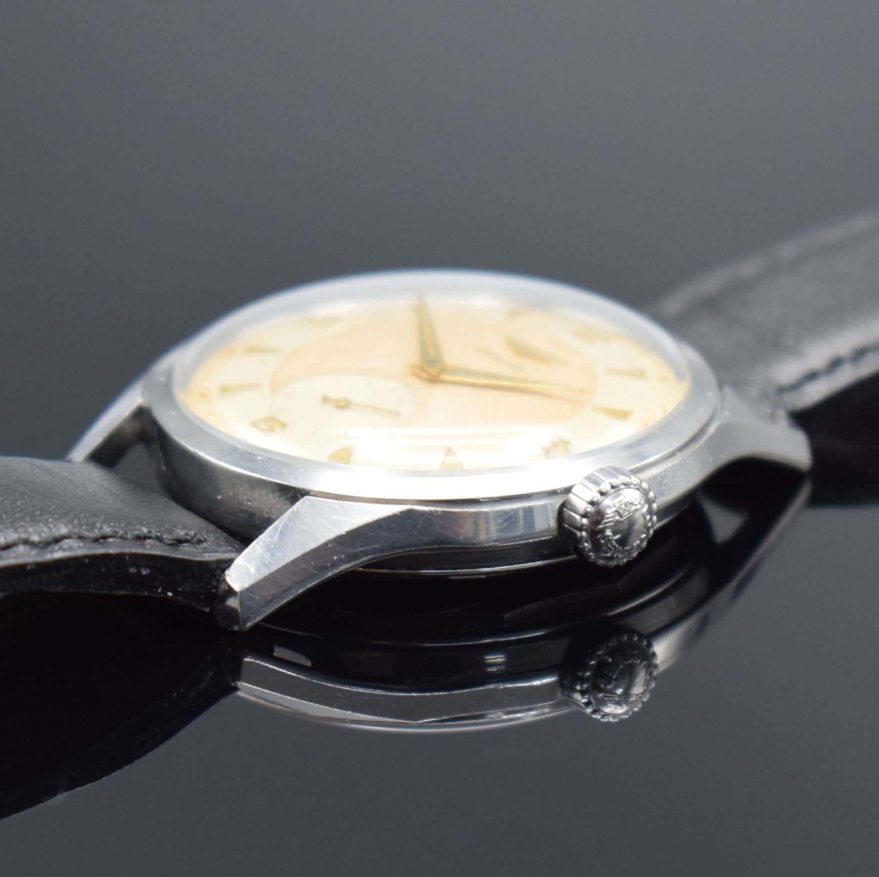 Detail b: LONGINES Herrenarmbanduhr in Stahl, Schweiz um 1955, Automatik, Boden verschr., orig. Krone, orig. silb. Duoton-Zifferbl. altersb. pat./fl., gold. ...
