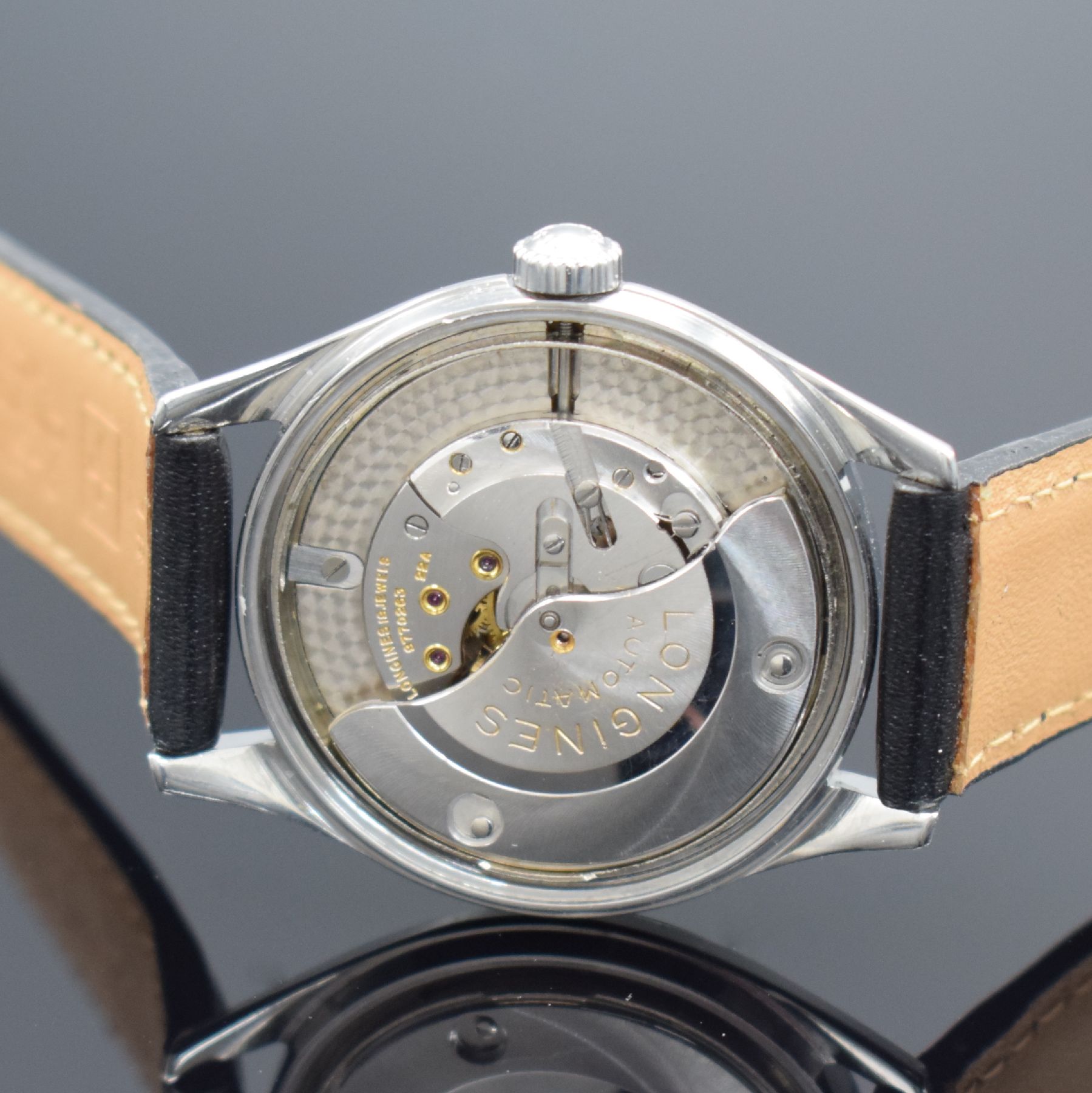 Detail d: LONGINES Herrenarmbanduhr in Stahl, Schweiz um 1955, Automatik, Boden verschr., orig. Krone, orig. silb. Duoton-Zifferbl. altersb. pat./fl., gold. ...