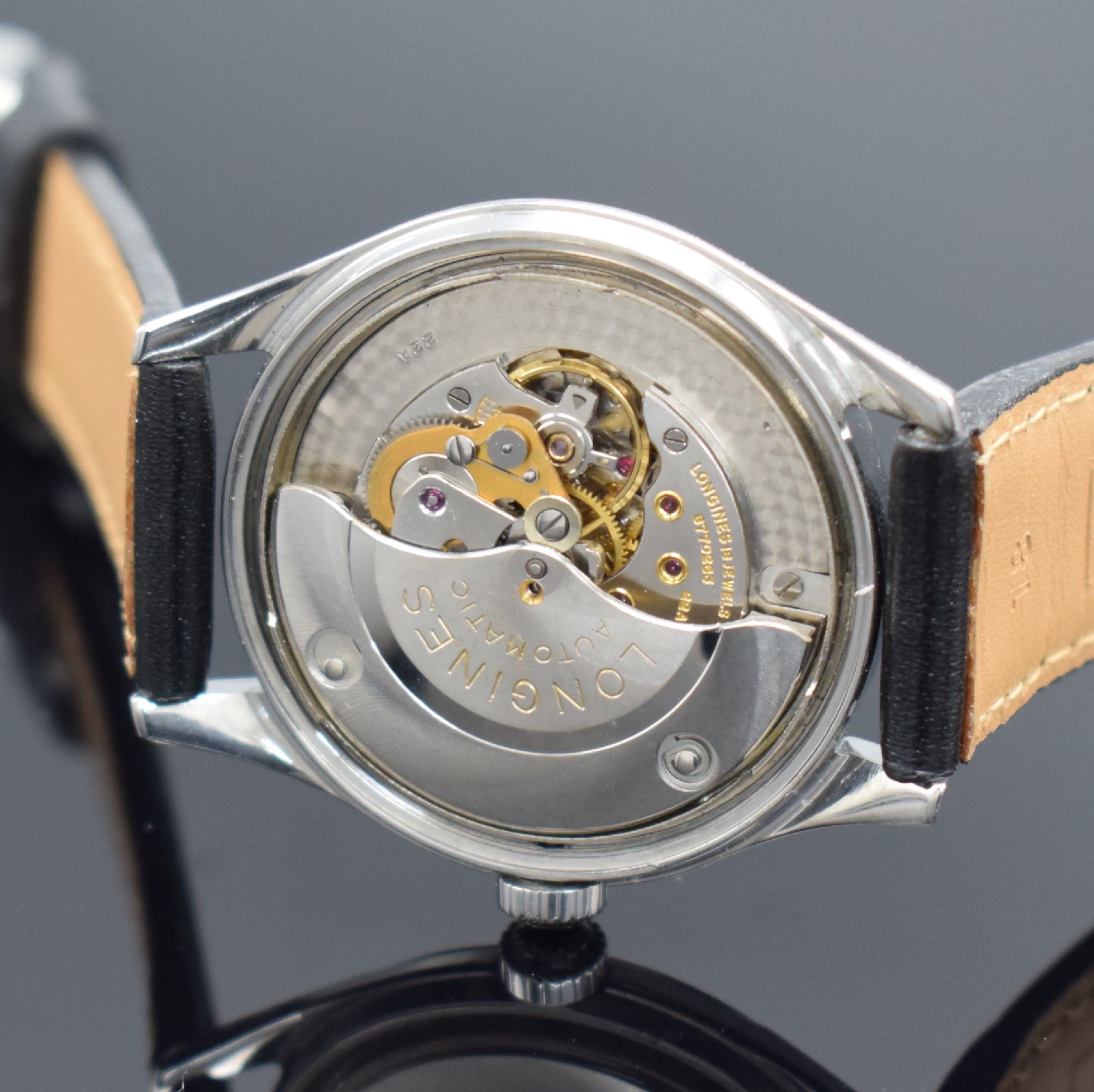 Detail e: LONGINES Herrenarmbanduhr in Stahl, Schweiz um 1955, Automatik, Boden verschr., orig. Krone, orig. silb. Duoton-Zifferbl. altersb. pat./fl., gold. ...