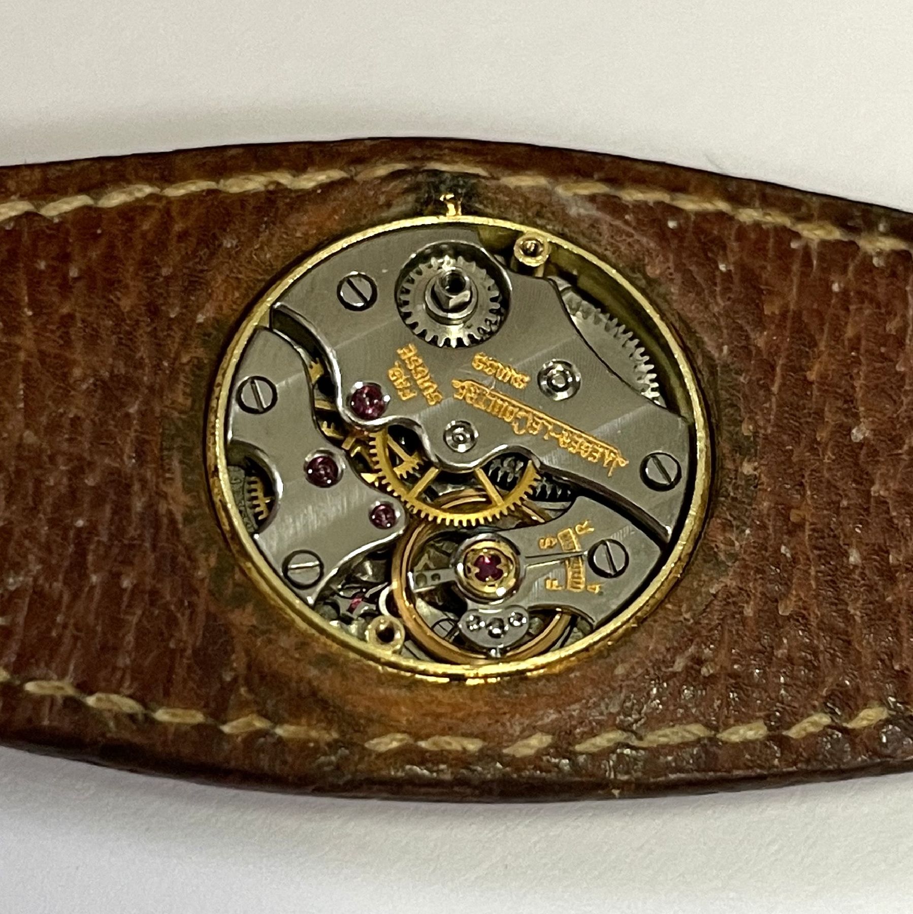 Detail d: HERMES / Jaeger-LeCoultre seltene Backwinder- Damenuhr in GG 750/000, Schweiz um 1950, Handaufzug über Krone am Boden, Boden sign. EJ (Edmund ...