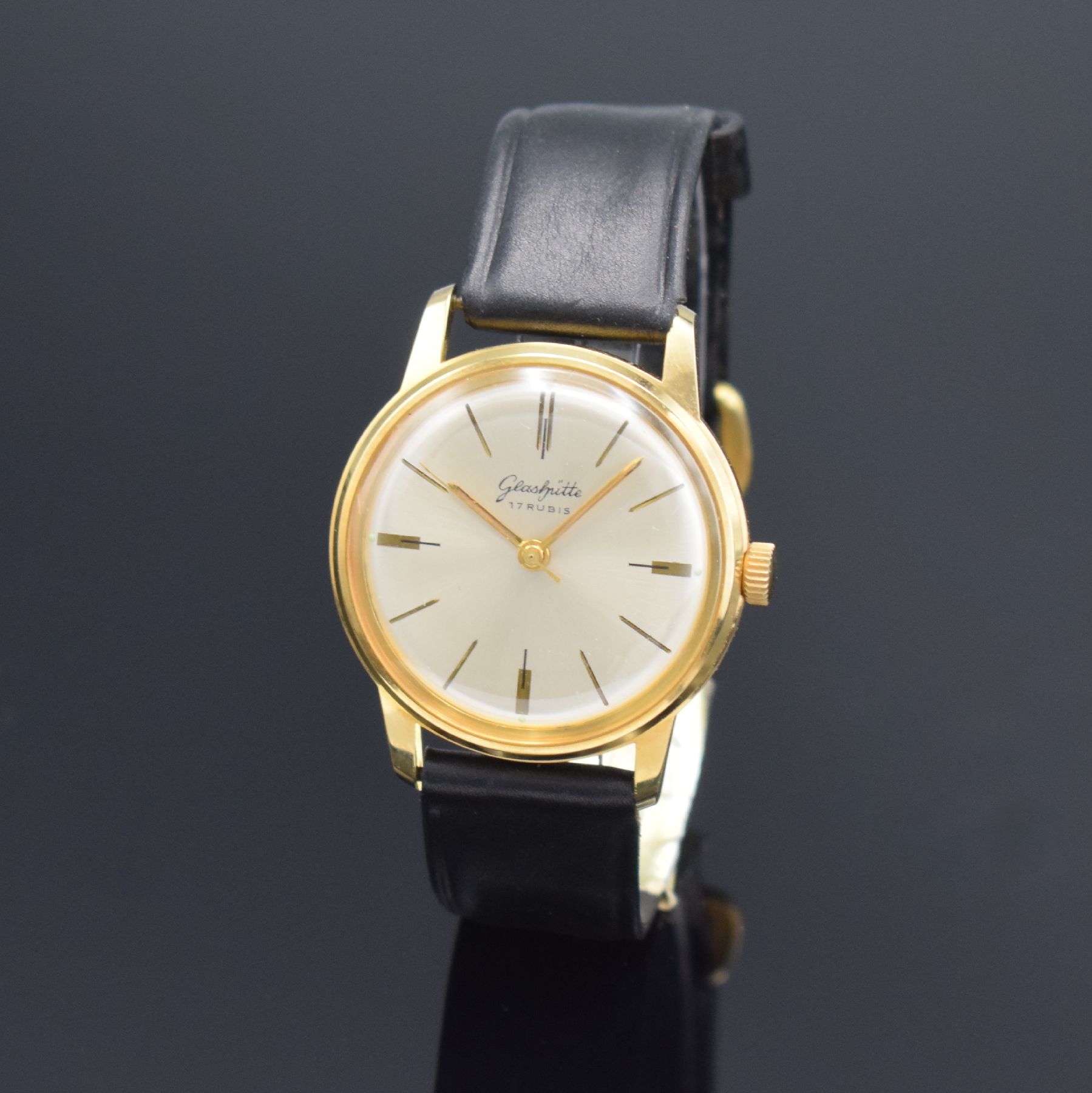 GLASHÜTTE nahezu neuwertige Armbanduhr, Deutschland um 1960, Handaufzug, verg. Geh., Stahlboden aufgedr., orig. Lederband m. orig. Dornschl., silb. ...