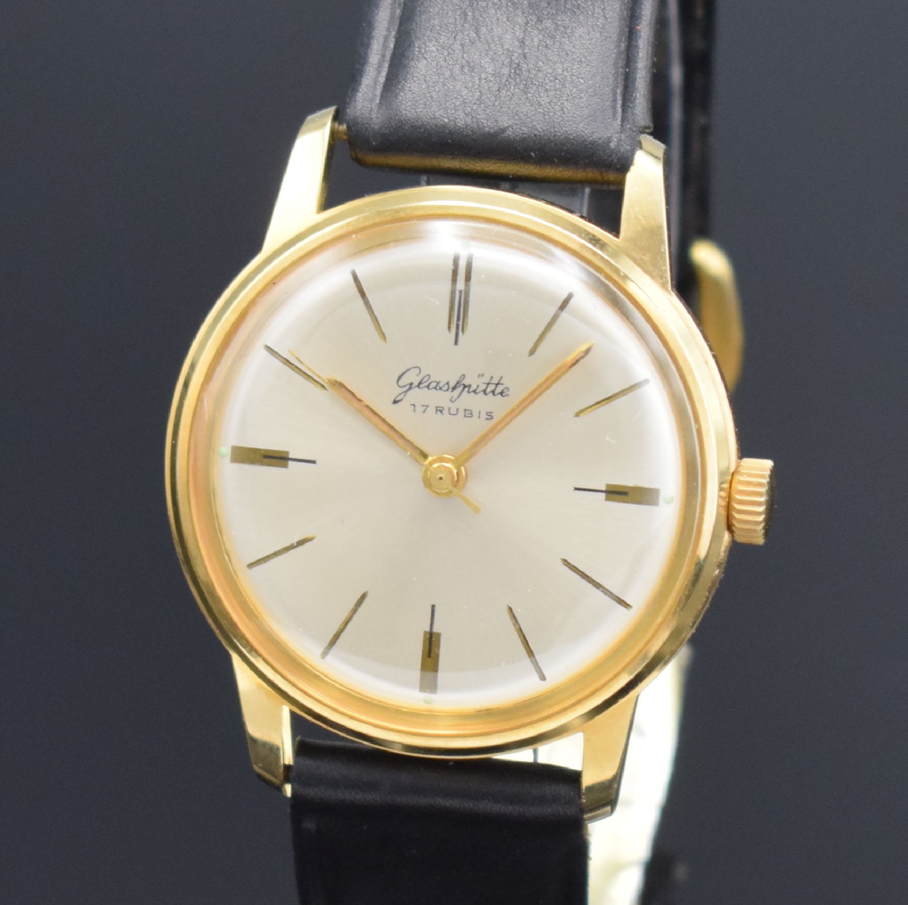 Detail a: GLASHÜTTE nahezu neuwertige Armbanduhr, Deutschland um 1960, Handaufzug, verg. Geh., Stahlboden aufgedr., orig. Lederband m. orig. Dornschl., silb. ...