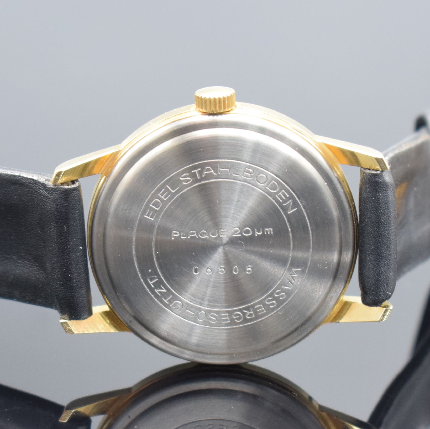 Detail b: GLASHÜTTE nahezu neuwertige Armbanduhr, Deutschland um 1960, Handaufzug, verg. Geh., Stahlboden aufgedr., orig. Lederband m. orig. Dornschl., silb. ...