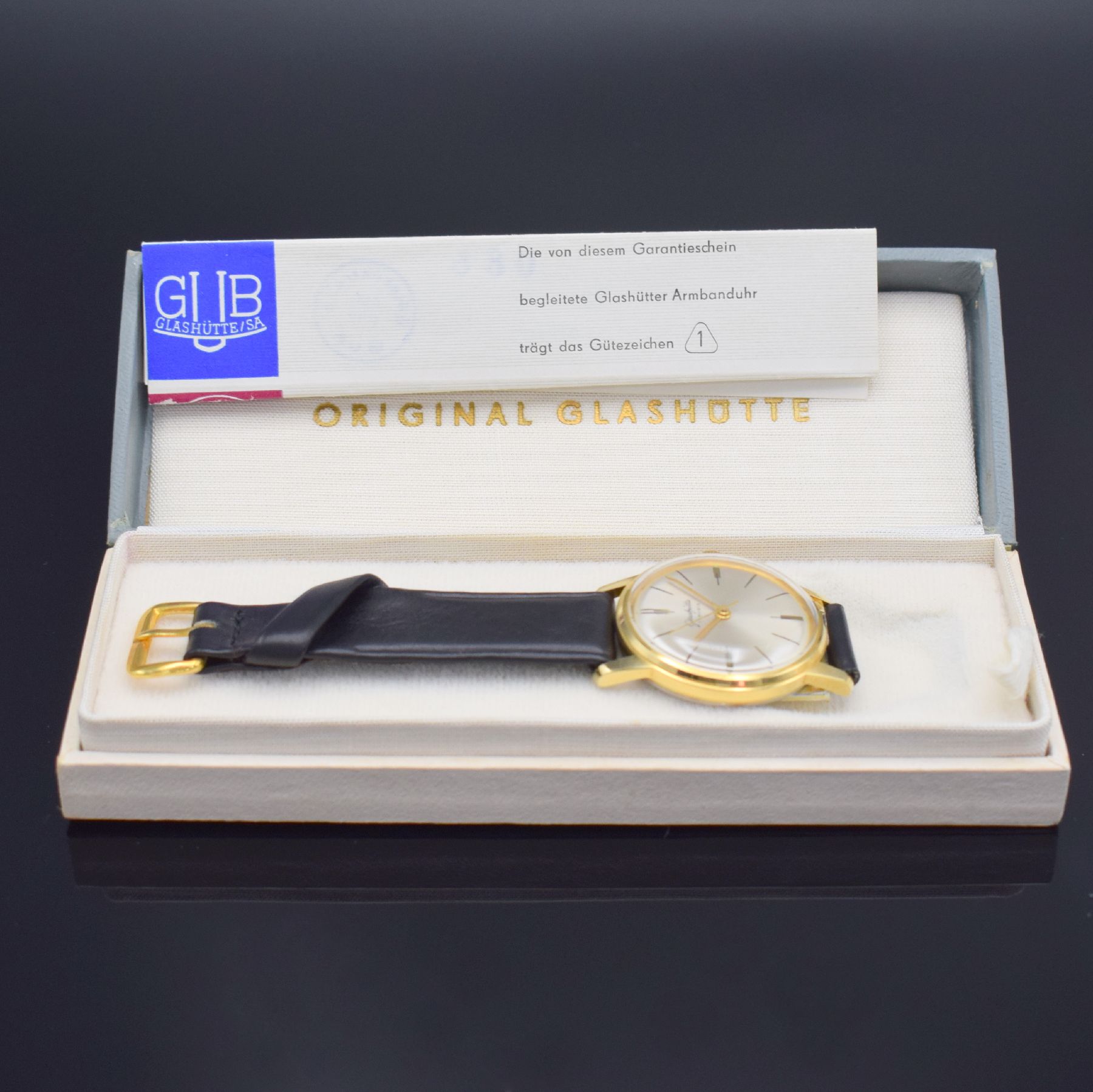 Detail d: GLASHÜTTE nahezu neuwertige Armbanduhr, Deutschland um 1960, Handaufzug, verg. Geh., Stahlboden aufgedr., orig. Lederband m. orig. Dornschl., silb. ...
