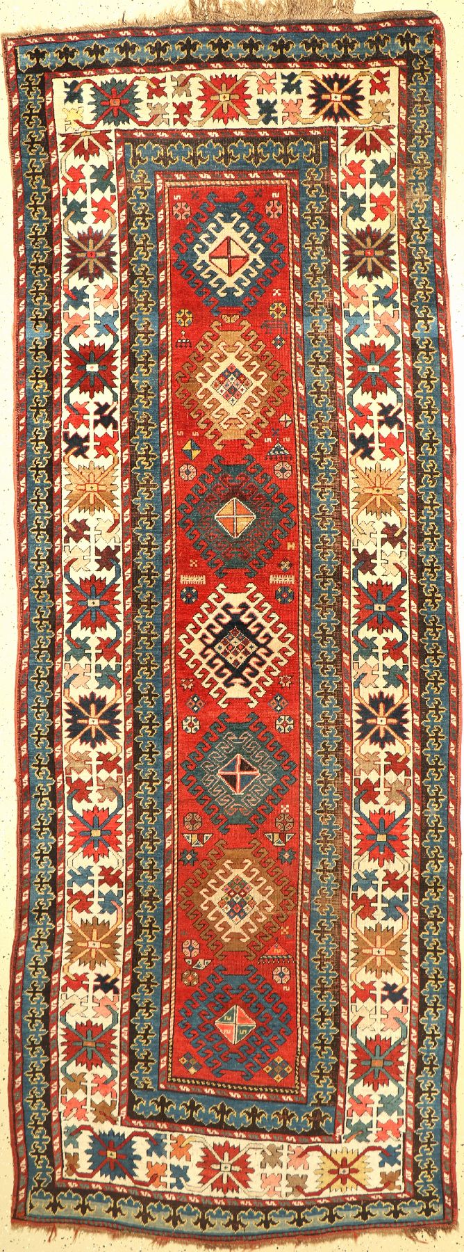 Antiker Kazak, Kaukasus, um 1910, Wolle aufWolle, ca. 322 x 117 cm, EHZ: 3, (braun oxidiert)