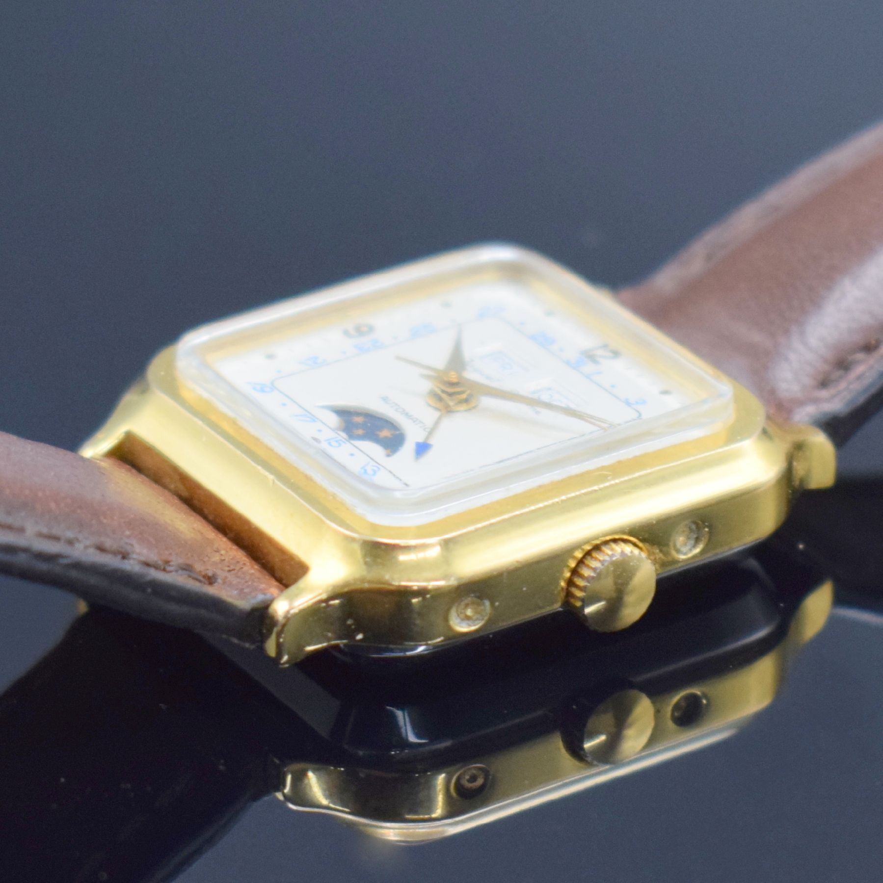 Detail b: JAQUET-BAUME Herrenarmbanduhr mit Vollkalender, Schweiz um 1970, Automatik, Boden aufgedr., Korrekturdr. seitl. im Geh. eingel., silb. Zifferbl. m. ...