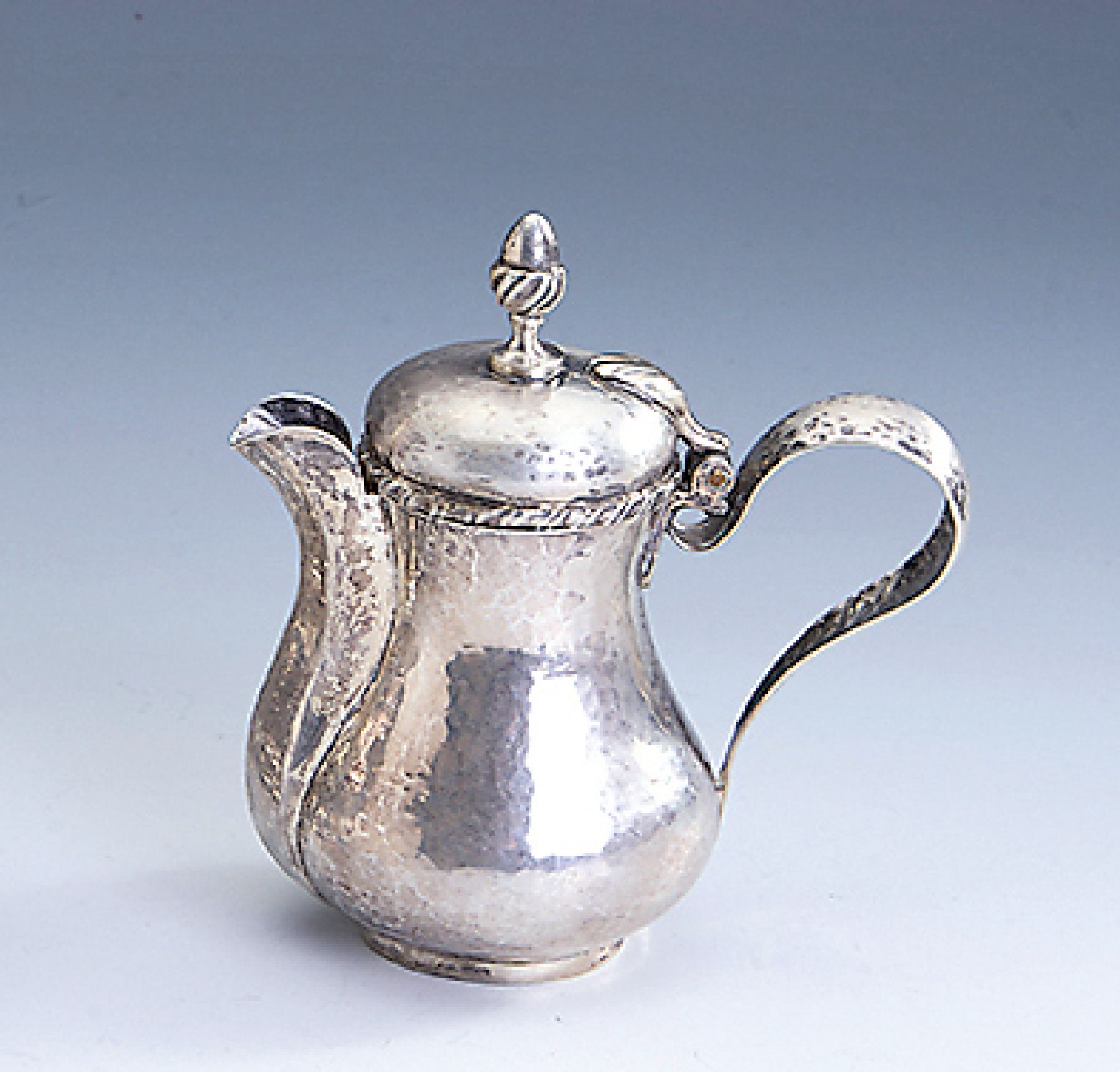Kleine Kanne, Griechenland/Athen um 1900, 800er Silber, aus dem Block gehauen, reine Treibarbeit, Meistermarke ungedeutet, H ca. 10.5 cm