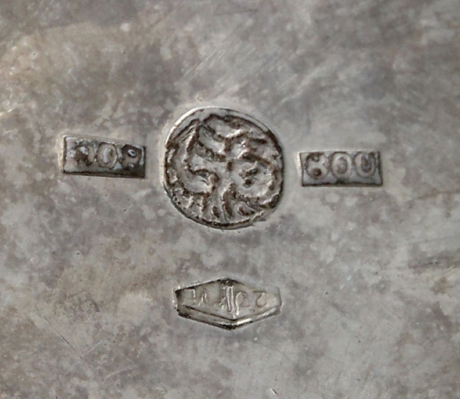 Detail a: Kleine Kanne, Griechenland/Athen um 1900, 800er Silber, aus dem Block gehauen, reine Treibarbeit, Meistermarke ungedeutet, H ca. 10.5 cm
