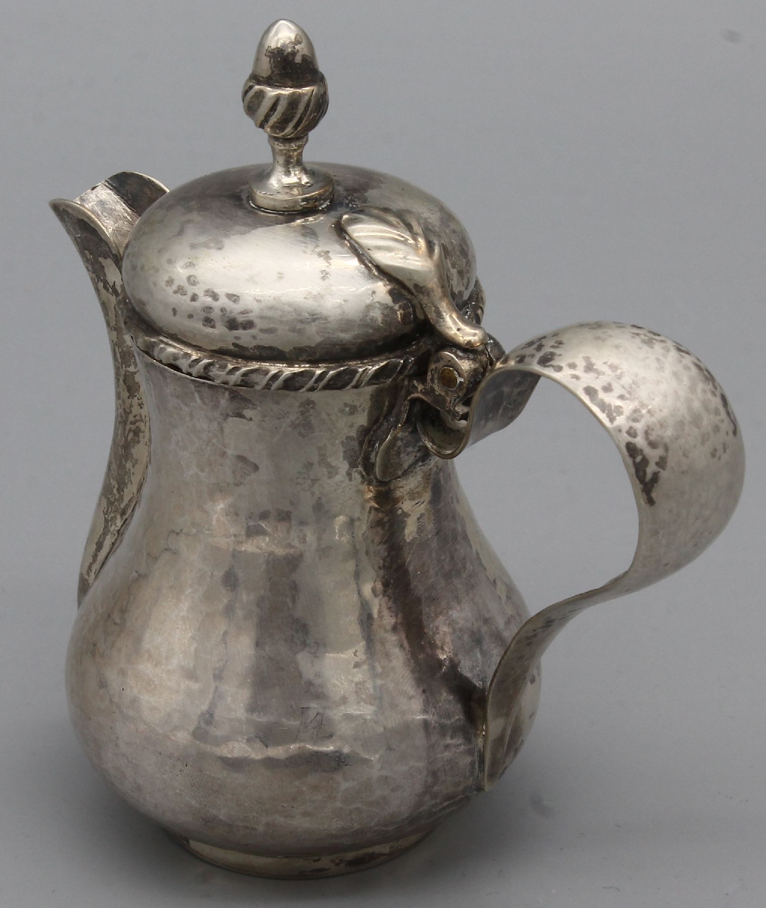 Detail b: Kleine Kanne, Griechenland/Athen um 1900, 800er Silber, aus dem Block gehauen, reine Treibarbeit, Meistermarke ungedeutet, H ca. 10.5 cm