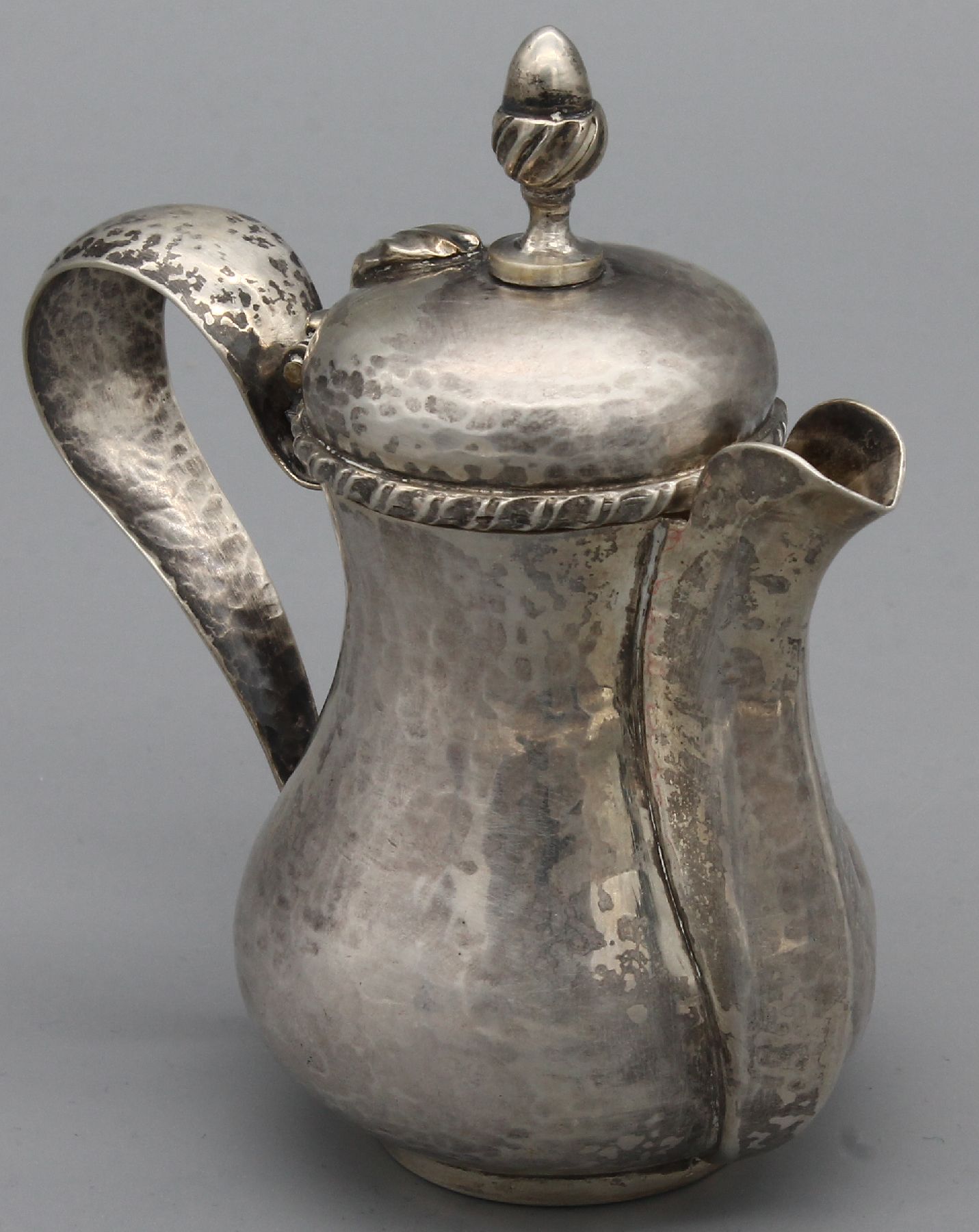 Detail c: Kleine Kanne, Griechenland/Athen um 1900, 800er Silber, aus dem Block gehauen, reine Treibarbeit, Meistermarke ungedeutet, H ca. 10.5 cm