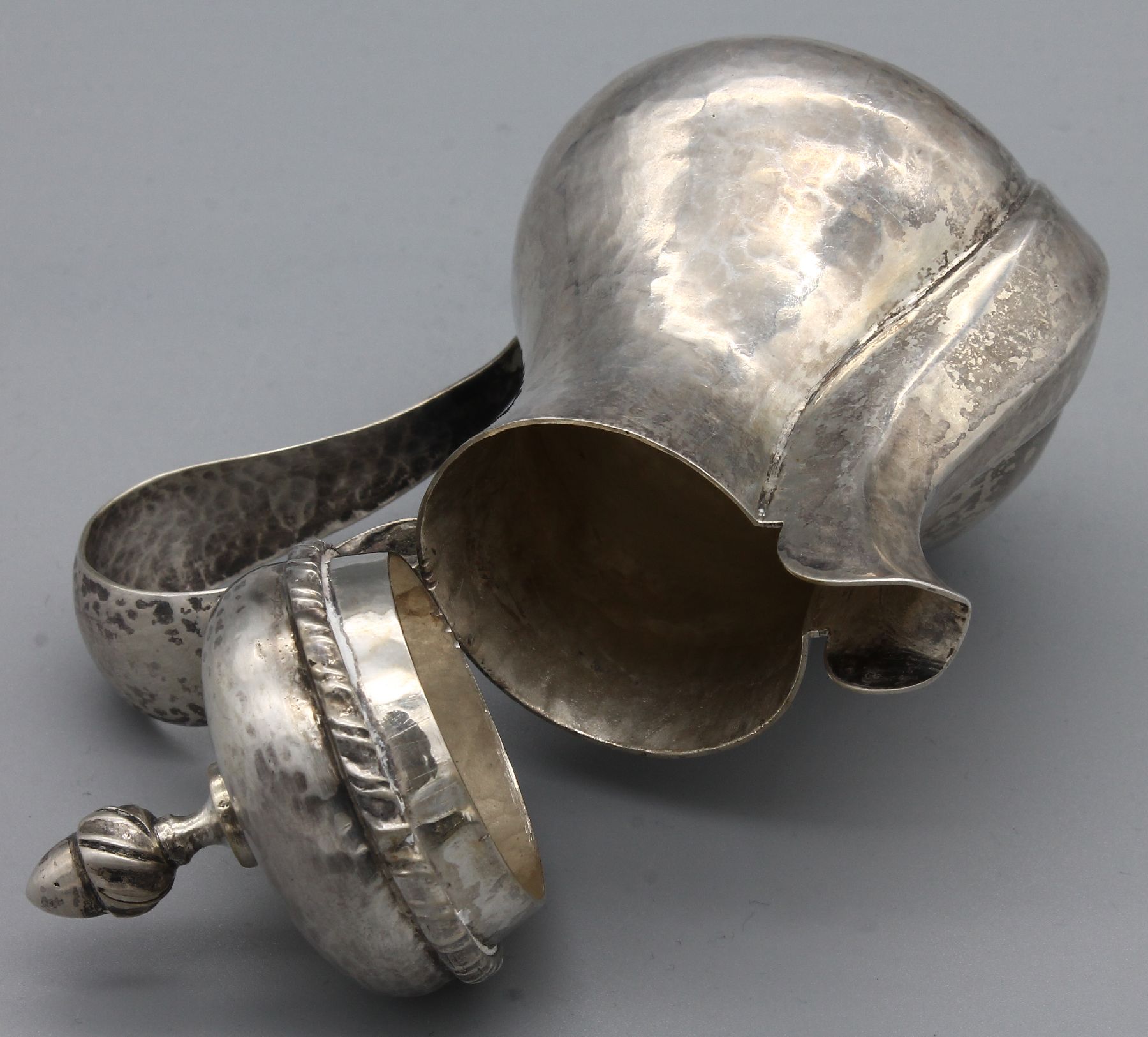 Detail d: Kleine Kanne, Griechenland/Athen um 1900, 800er Silber, aus dem Block gehauen, reine Treibarbeit, Meistermarke ungedeutet, H ca. 10.5 cm