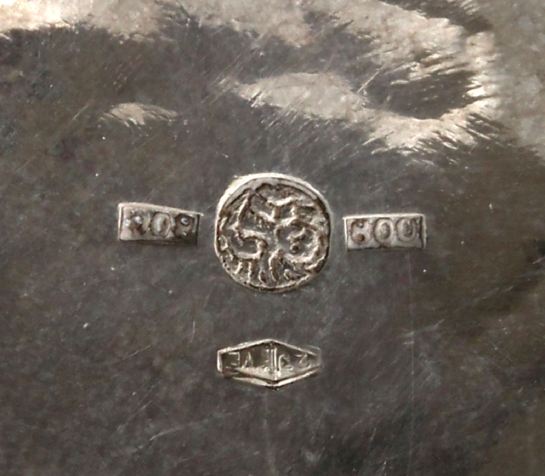 Detail e: Kleine Kanne, Griechenland/Athen um 1900, 800er Silber, aus dem Block gehauen, reine Treibarbeit, Meistermarke ungedeutet, H ca. 10.5 cm