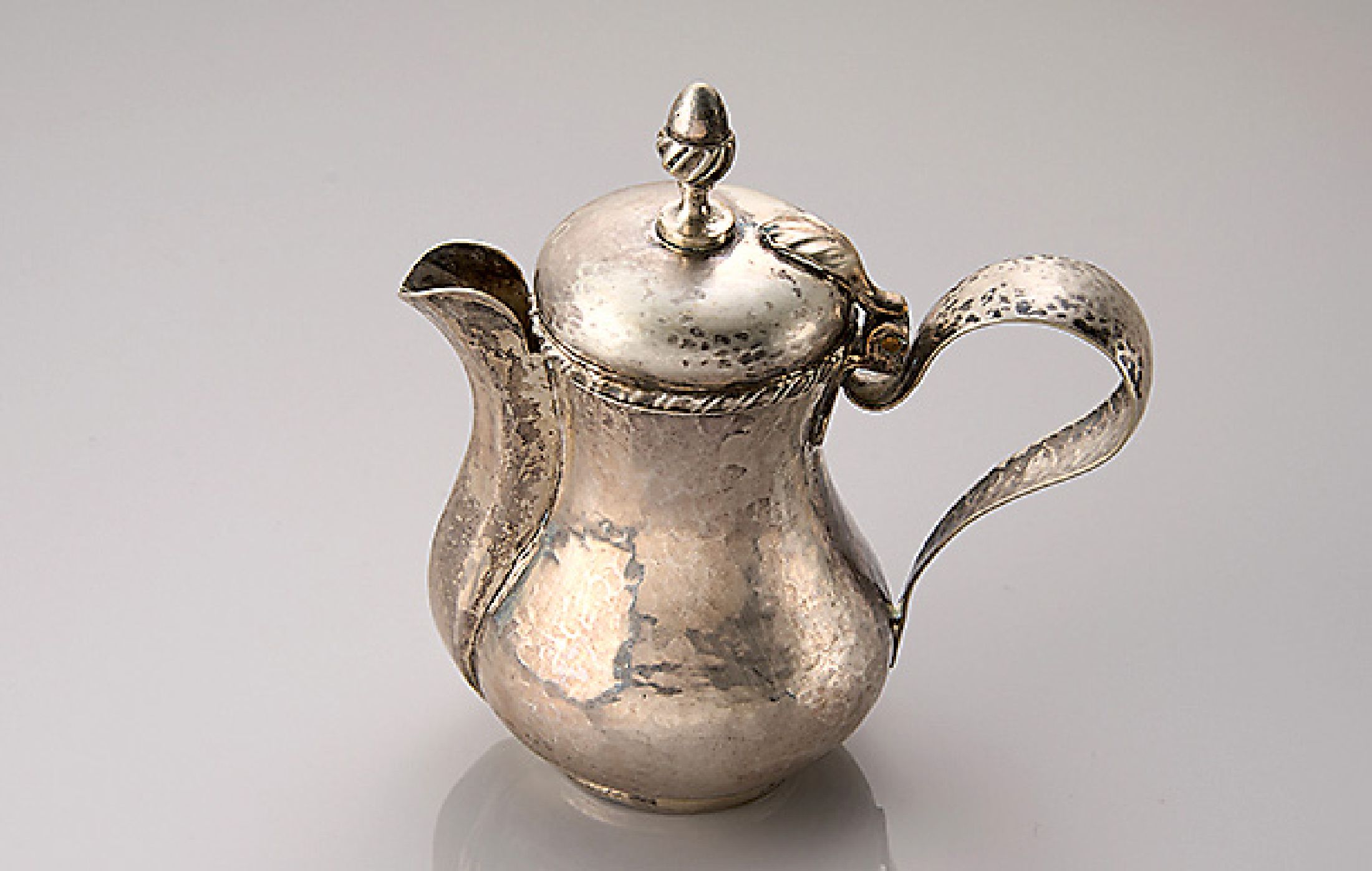 Detail f: Kleine Kanne, Griechenland/Athen um 1900, 800er Silber, aus dem Block gehauen, reine Treibarbeit, Meistermarke ungedeutet, H ca. 10.5 cm
