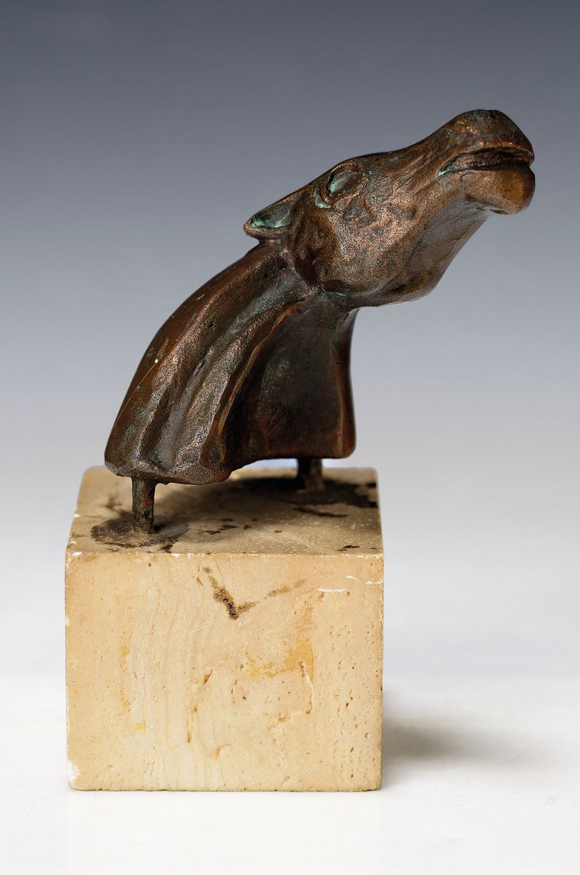 Unbekannter Künstler, Bronzeskulptur, unleserlich sign., ca. 14x11 cm