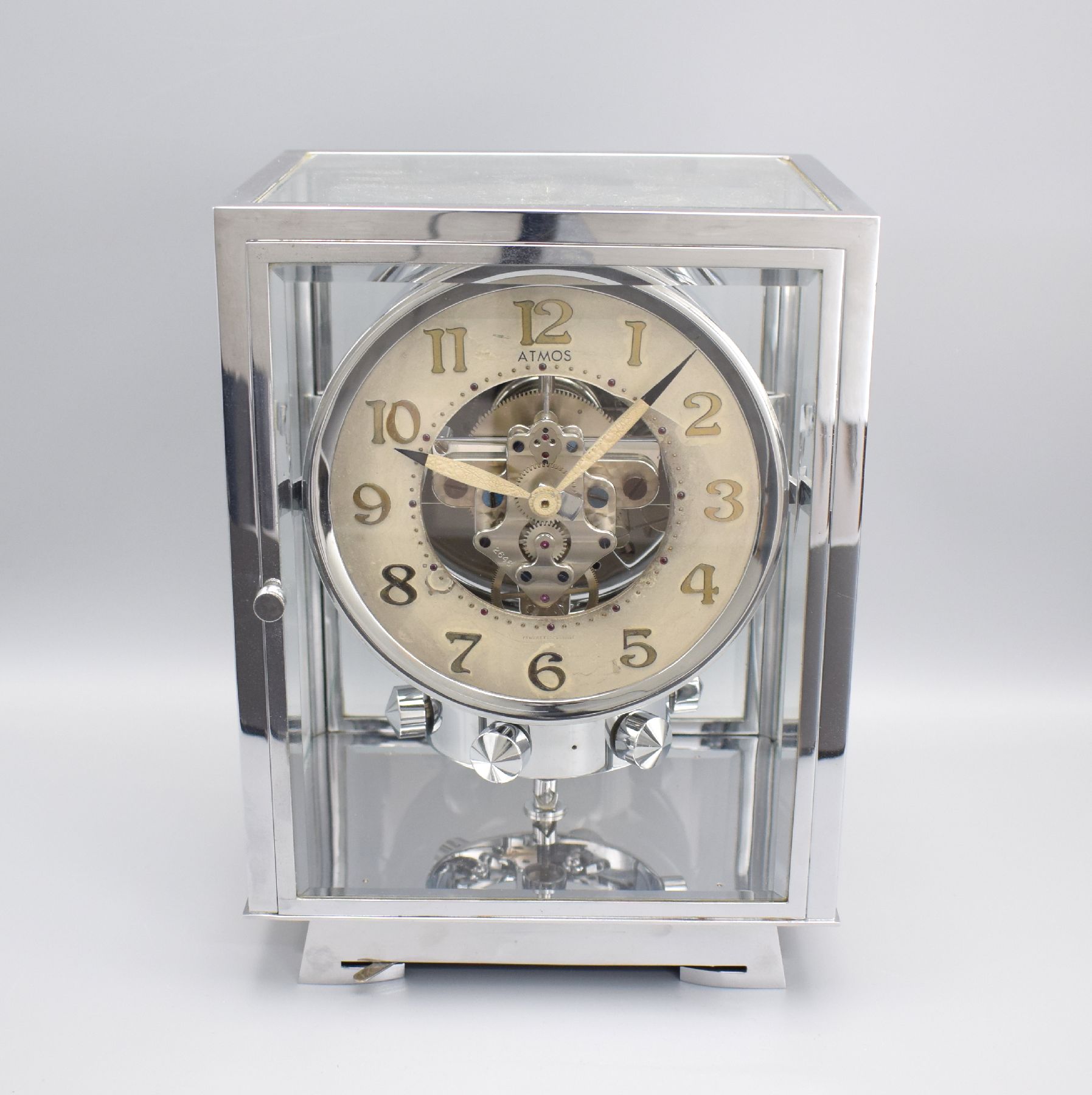 J.L. REUTTER ATMOS Pendule Perpetuelle, Frankreich um 1935, verchr. Geh., 5 seitig facett. vergl., vorne & hinten zu öffnen, vers. Zifferbl. ...
