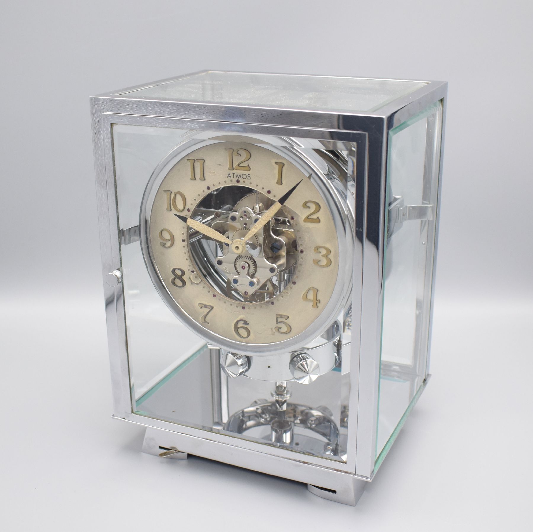 Detail a: J.L. REUTTER ATMOS Pendule Perpetuelle, Frankreich um 1935, verchr. Geh., 5 seitig facett. vergl., vorne & hinten zu öffnen, vers. Zifferbl. ...