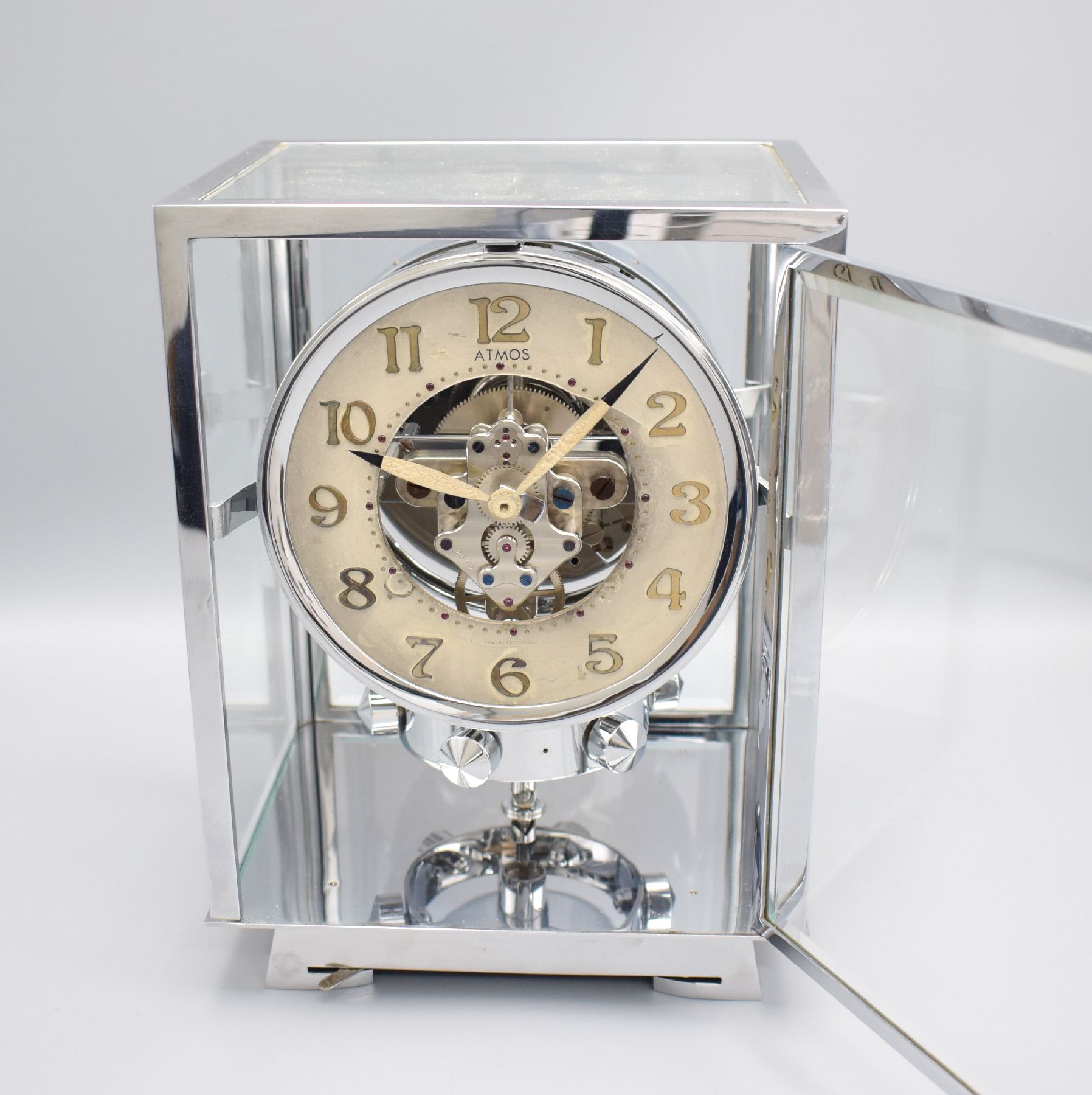 Detail b: J.L. REUTTER ATMOS Pendule Perpetuelle, Frankreich um 1935, verchr. Geh., 5 seitig facett. vergl., vorne & hinten zu öffnen, vers. Zifferbl. ...