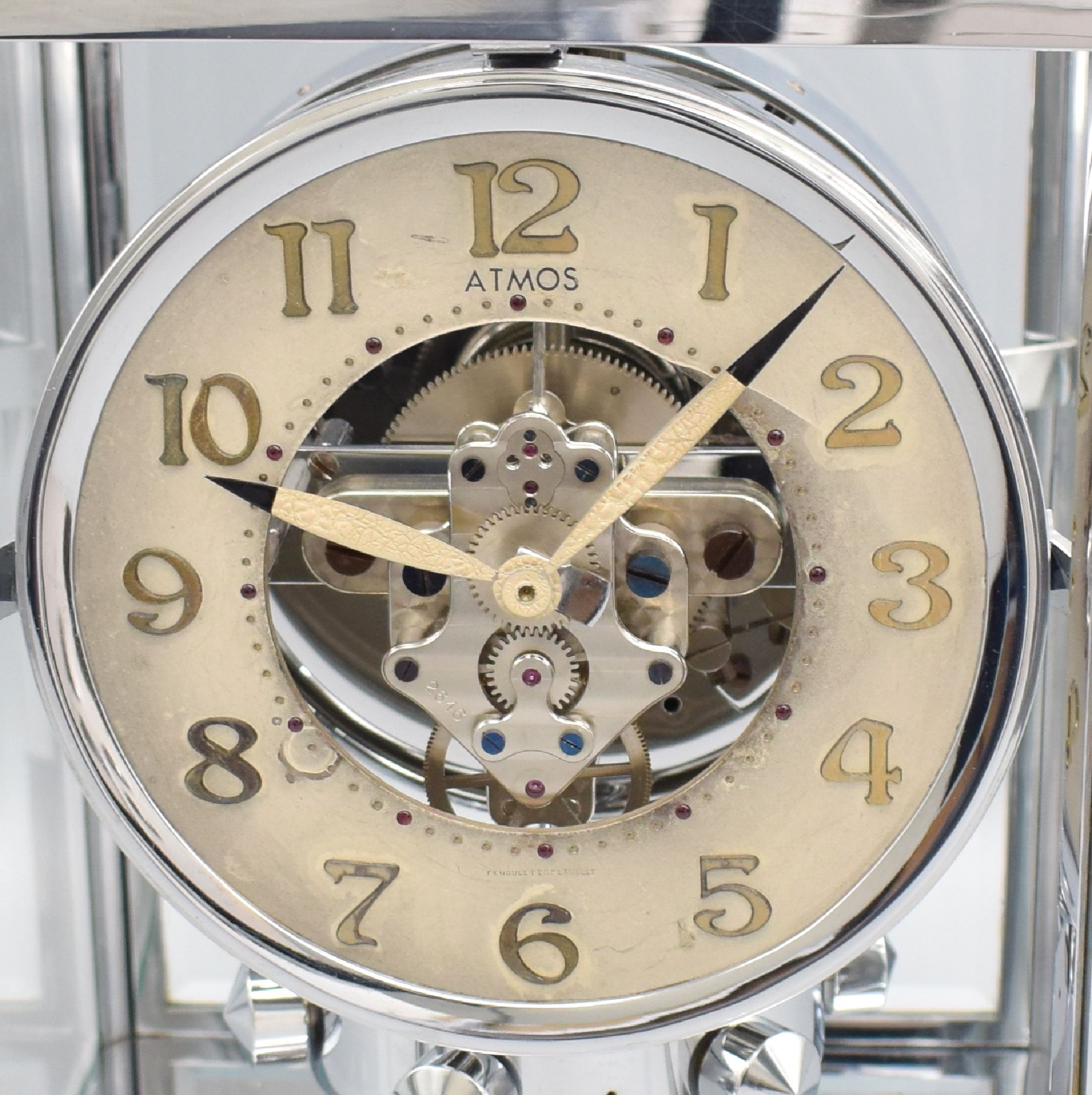 Detail c: J.L. REUTTER ATMOS Pendule Perpetuelle, Frankreich um 1935, verchr. Geh., 5 seitig facett. vergl., vorne & hinten zu öffnen, vers. Zifferbl. ...