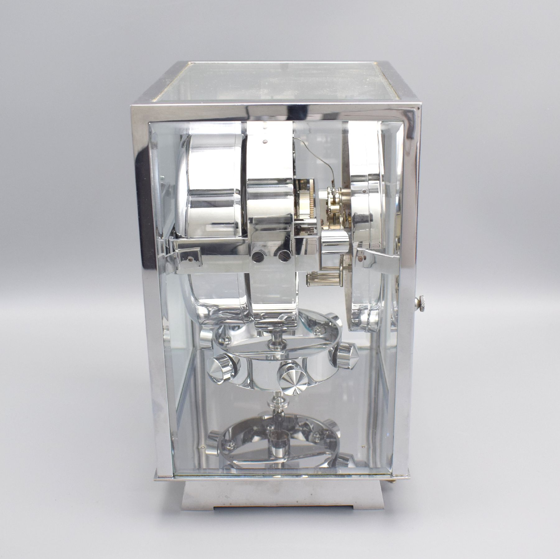 Detail d: J.L. REUTTER ATMOS Pendule Perpetuelle, Frankreich um 1935, verchr. Geh., 5 seitig facett. vergl., vorne & hinten zu öffnen, vers. Zifferbl. ...