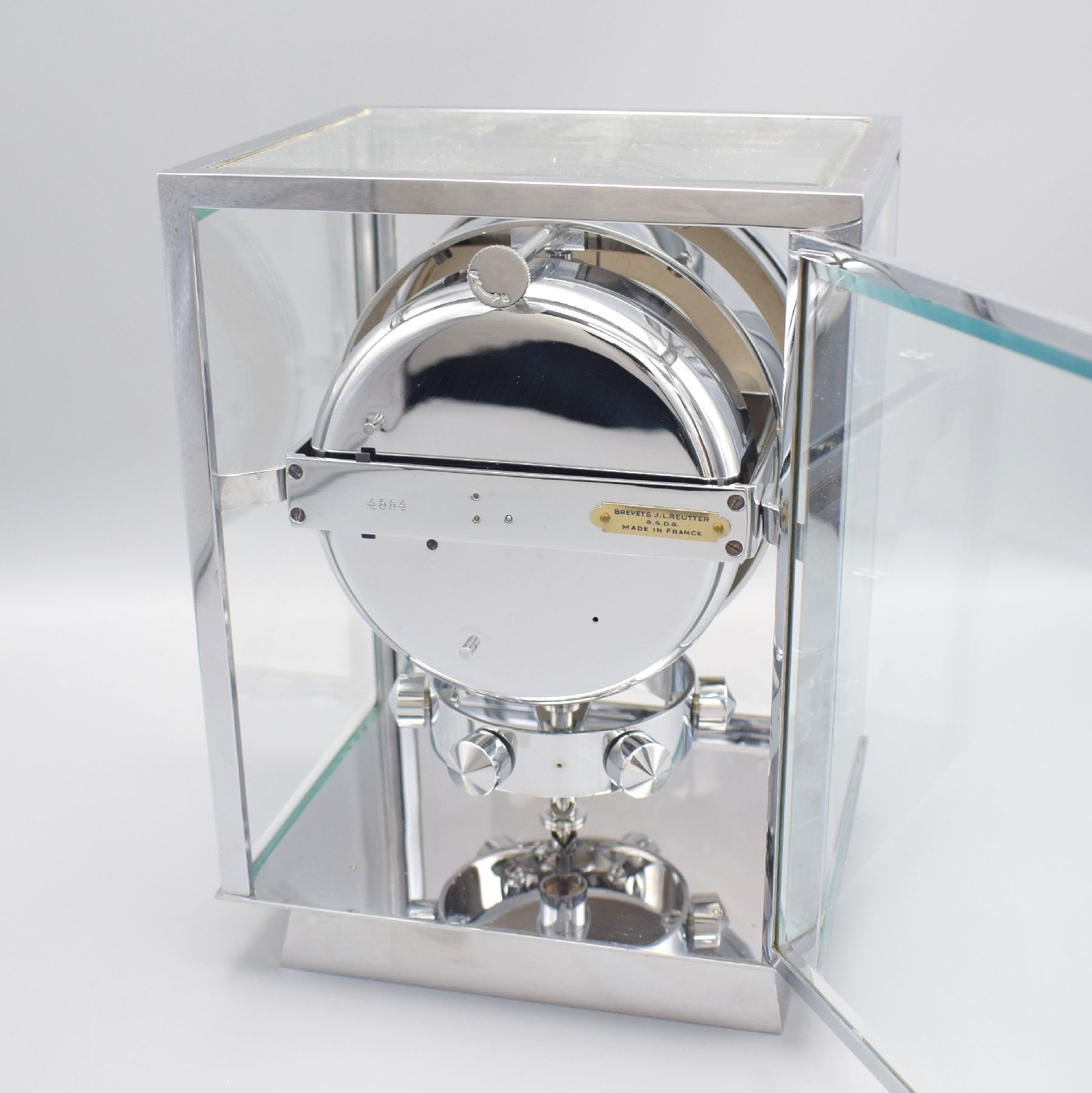 Detail f: J.L. REUTTER ATMOS Pendule Perpetuelle, Frankreich um 1935, verchr. Geh., 5 seitig facett. vergl., vorne & hinten zu öffnen, vers. Zifferbl. ...