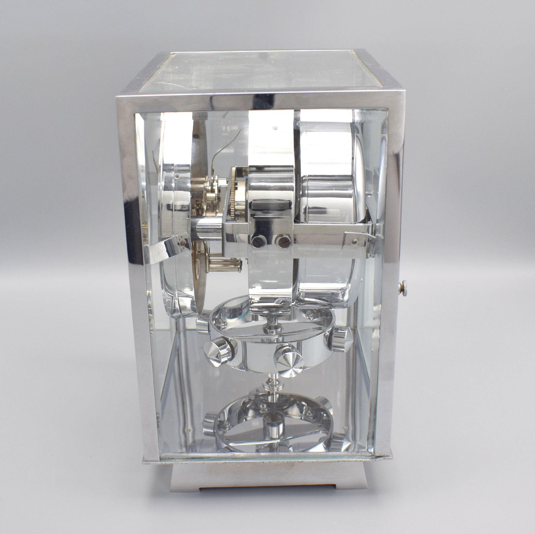 Detail g: J.L. REUTTER ATMOS Pendule Perpetuelle, Frankreich um 1935, verchr. Geh., 5 seitig facett. vergl., vorne & hinten zu öffnen, vers. Zifferbl. ...