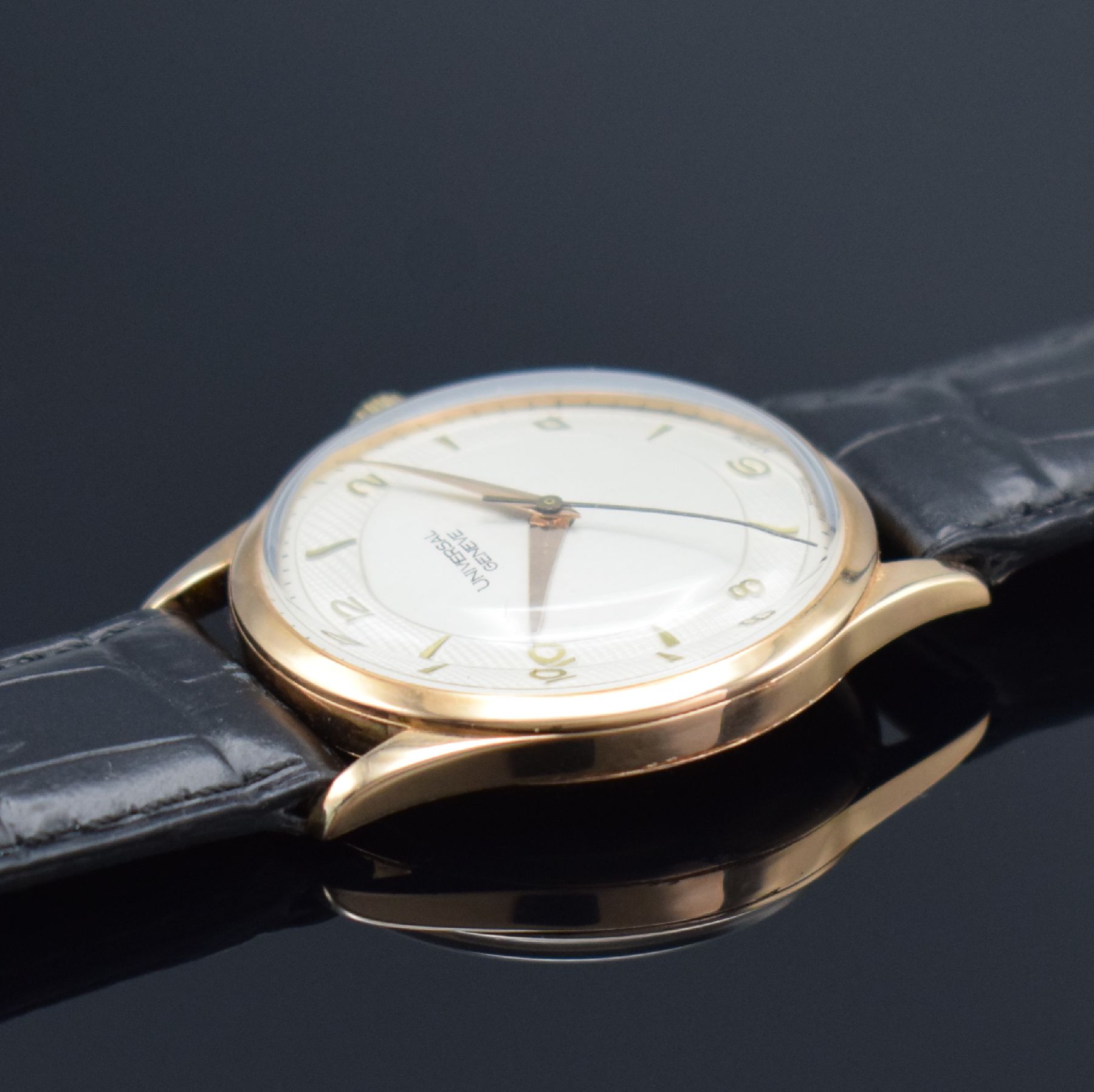 Detail a: UNIVERSAL GENEVE Herrenarmbanduhr Referenz 10216 mit Hammerautomatik in RG 750/000, Schweiz um 1955, 3-teil. Geh., Boden & Glasrand aufgedr., silb. ...