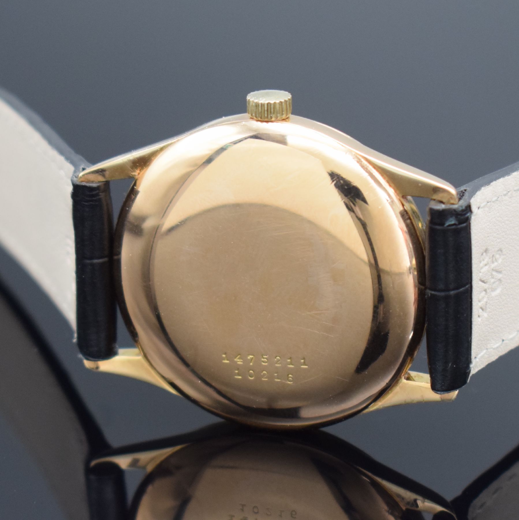 Detail b: UNIVERSAL GENEVE Herrenarmbanduhr Referenz 10216 mit Hammerautomatik in RG 750/000, Schweiz um 1955, 3-teil. Geh., Boden & Glasrand aufgedr., silb. ...