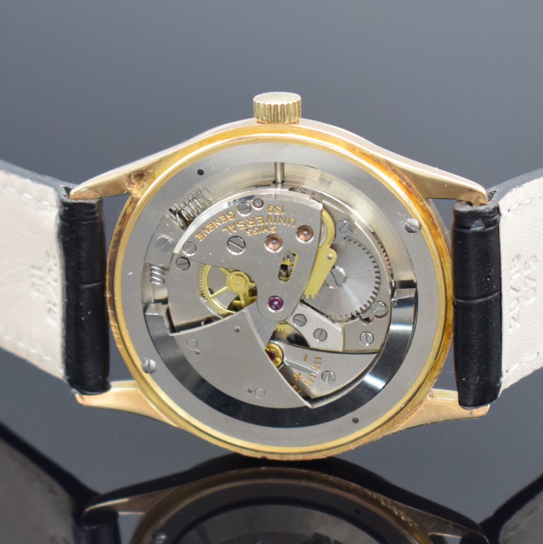 Detail c: UNIVERSAL GENEVE Herrenarmbanduhr Referenz 10216 mit Hammerautomatik in RG 750/000, Schweiz um 1955, 3-teil. Geh., Boden & Glasrand aufgedr., silb. ...