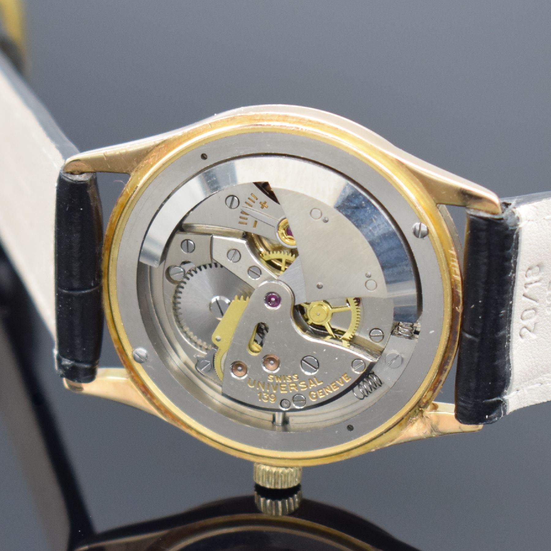 Detail d: UNIVERSAL GENEVE Herrenarmbanduhr Referenz 10216 mit Hammerautomatik in RG 750/000, Schweiz um 1955, 3-teil. Geh., Boden & Glasrand aufgedr., silb. ...