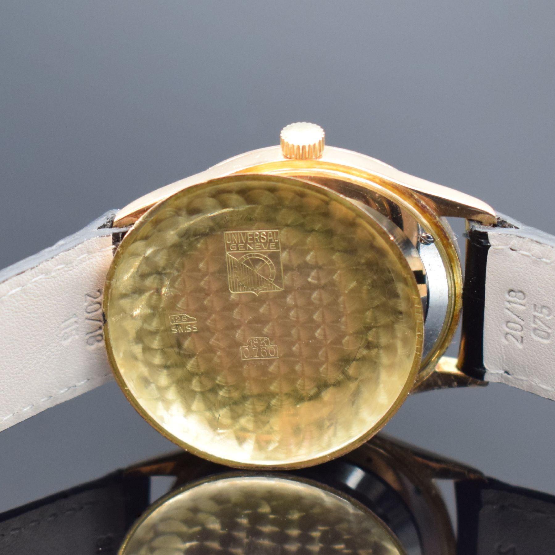 Detail e: UNIVERSAL GENEVE Herrenarmbanduhr Referenz 10216 mit Hammerautomatik in RG 750/000, Schweiz um 1955, 3-teil. Geh., Boden & Glasrand aufgedr., silb. ...