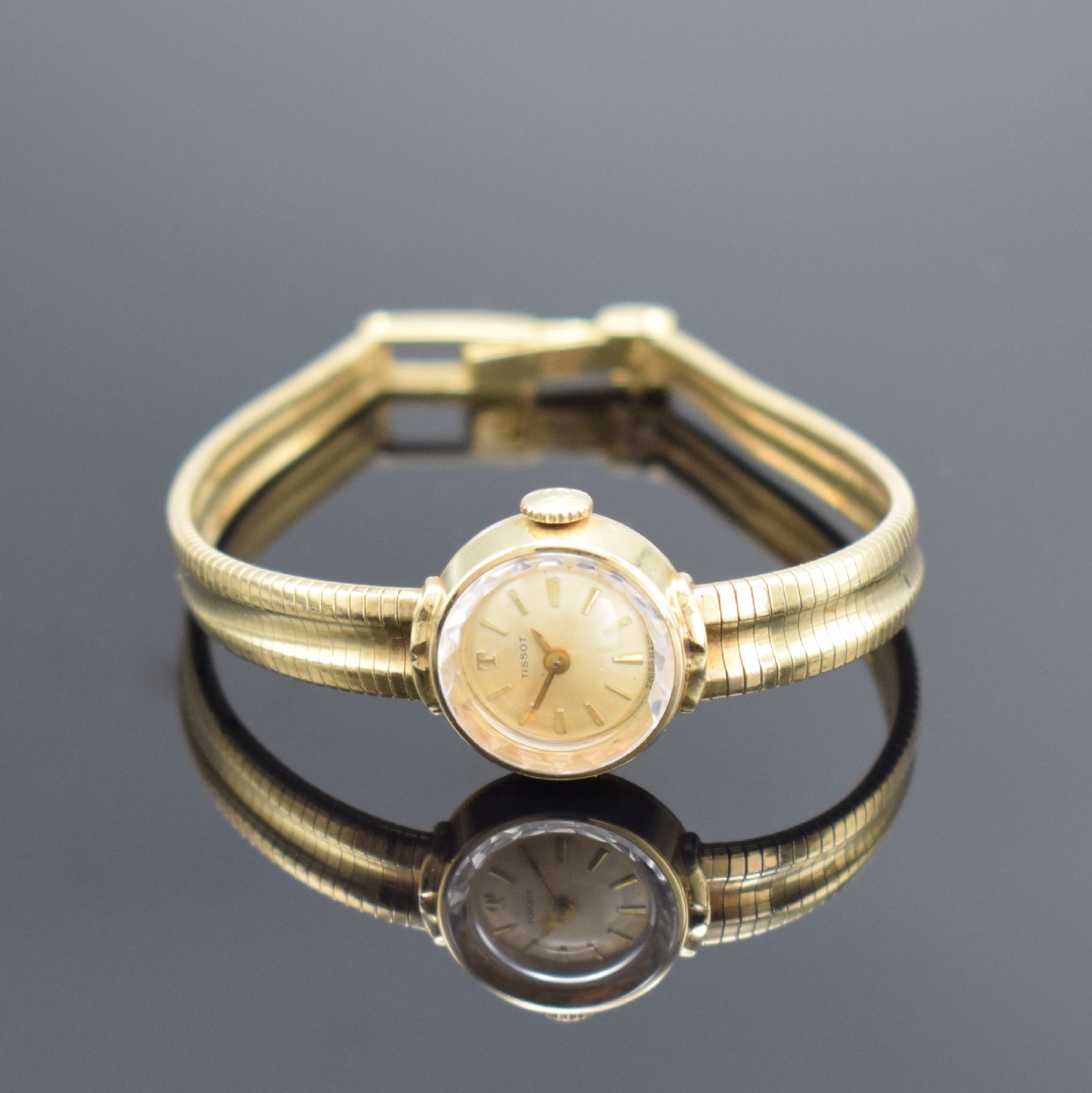 TISSOT Damenarmbanduhr in GG 585/000, Schweiz um 1960, Handaufzug, 2-teil. Gehäuse, Boden aufgedr., Milanaiseband, silb. Ziffebl. m. gold. ...