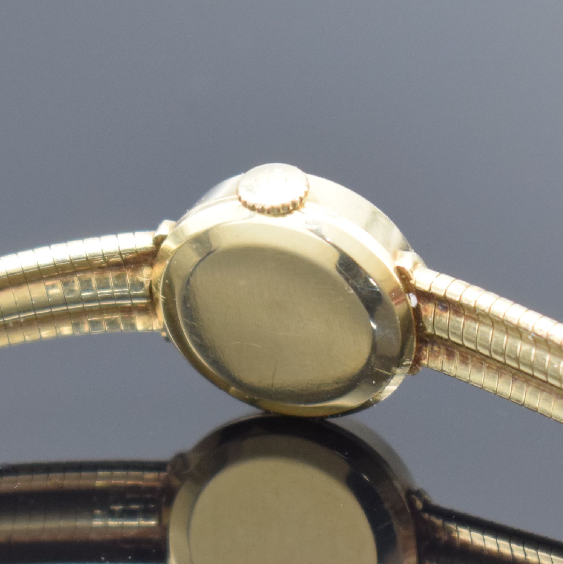 Detail d: TISSOT Damenarmbanduhr in GG 585/000, Schweiz um 1960, Handaufzug, 2-teil. Gehäuse, Boden aufgedr., Milanaiseband, silb. Ziffebl. m. gold. ...