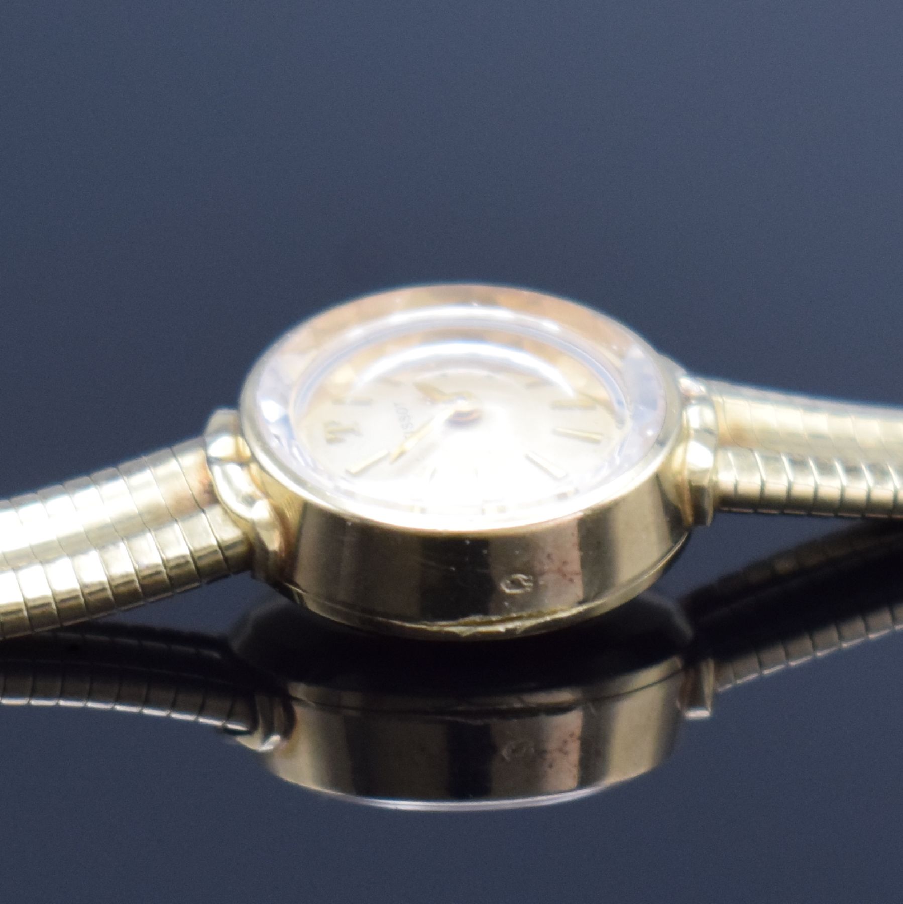 Detail e: TISSOT Damenarmbanduhr in GG 585/000, Schweiz um 1960, Handaufzug, 2-teil. Gehäuse, Boden aufgedr., Milanaiseband, silb. Ziffebl. m. gold. ...