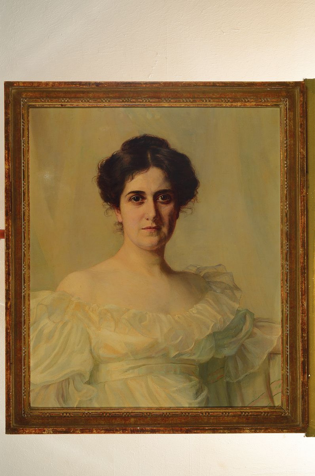 Detail k: Unbekannter Porträtist, um 1900, Brustbild einer jungen Frau im weißen Kleid, Öl/Lwd, unsigniert, ca. 68 x 58 cm, Rahmen